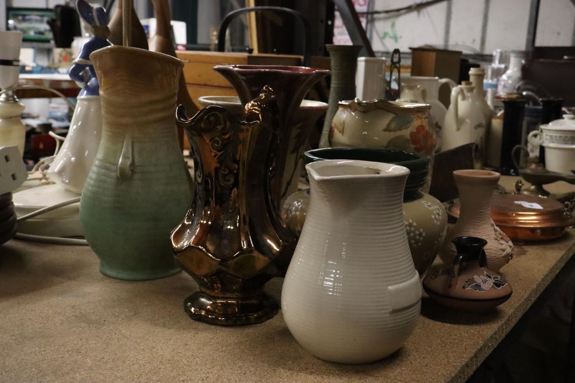 A QUANTITY OF VINTAGE CERAMICS AND POTTERY TO INCLUDE BESWICK, ARTHUR WOOD, ETC, VASES AND JUGS - Image 2 of 9