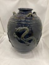 A LARGE YUAN ORIENTAL PORCELAIN DRAGON VASE HEIGHT 47 CM