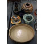 A COLLECTION OF STUDIO POTTERY TO INCLUDE A CROWN DUCAL ASHTRAY AND STRIKER, MORRIS WARE JUG WITH