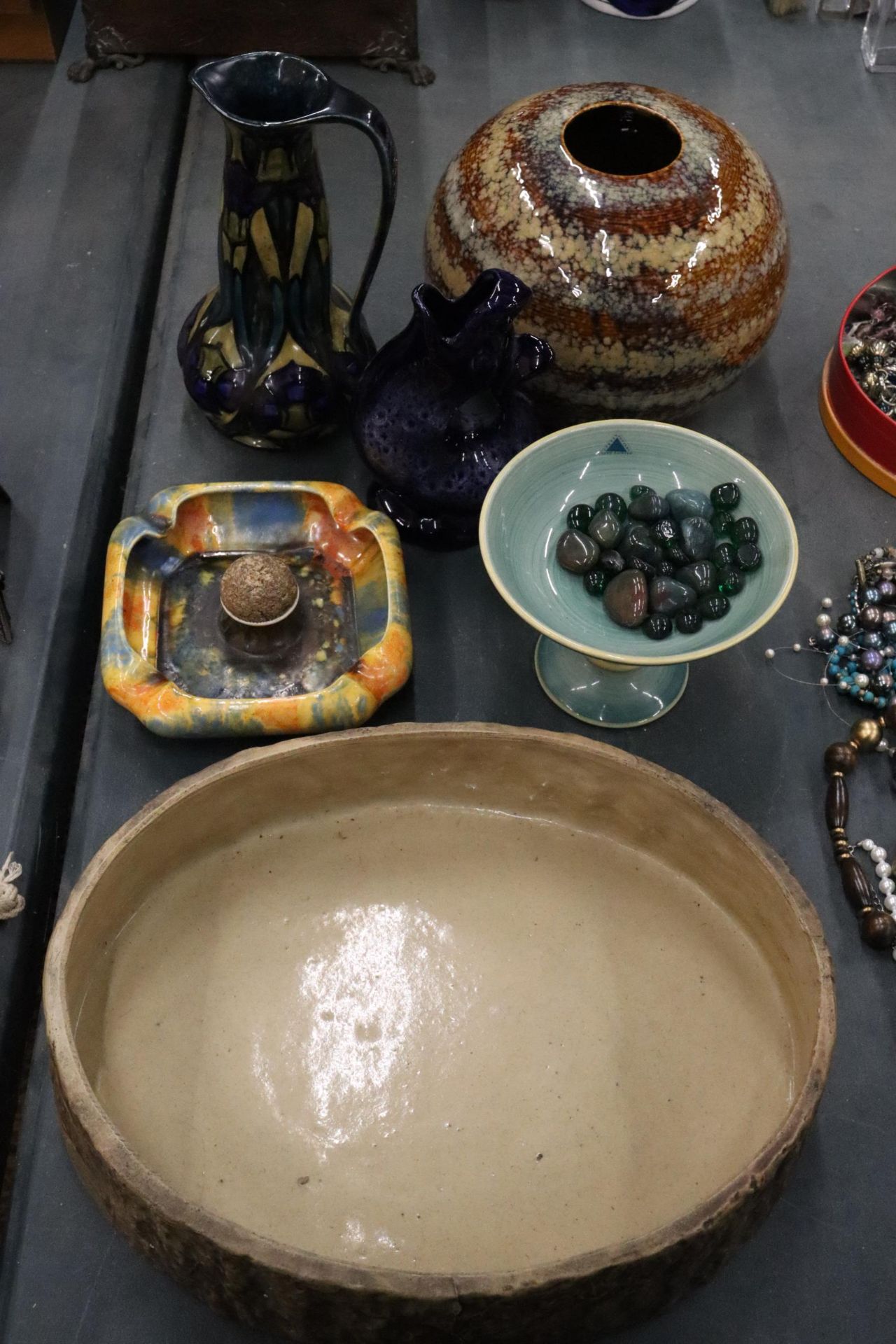 A COLLECTION OF STUDIO POTTERY TO INCLUDE A CROWN DUCAL ASHTRAY AND STRIKER, MORRIS WARE JUG WITH