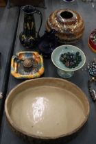 A COLLECTION OF STUDIO POTTERY TO INCLUDE A CROWN DUCAL ASHTRAY AND STRIKER, MORRIS WARE JUG WITH