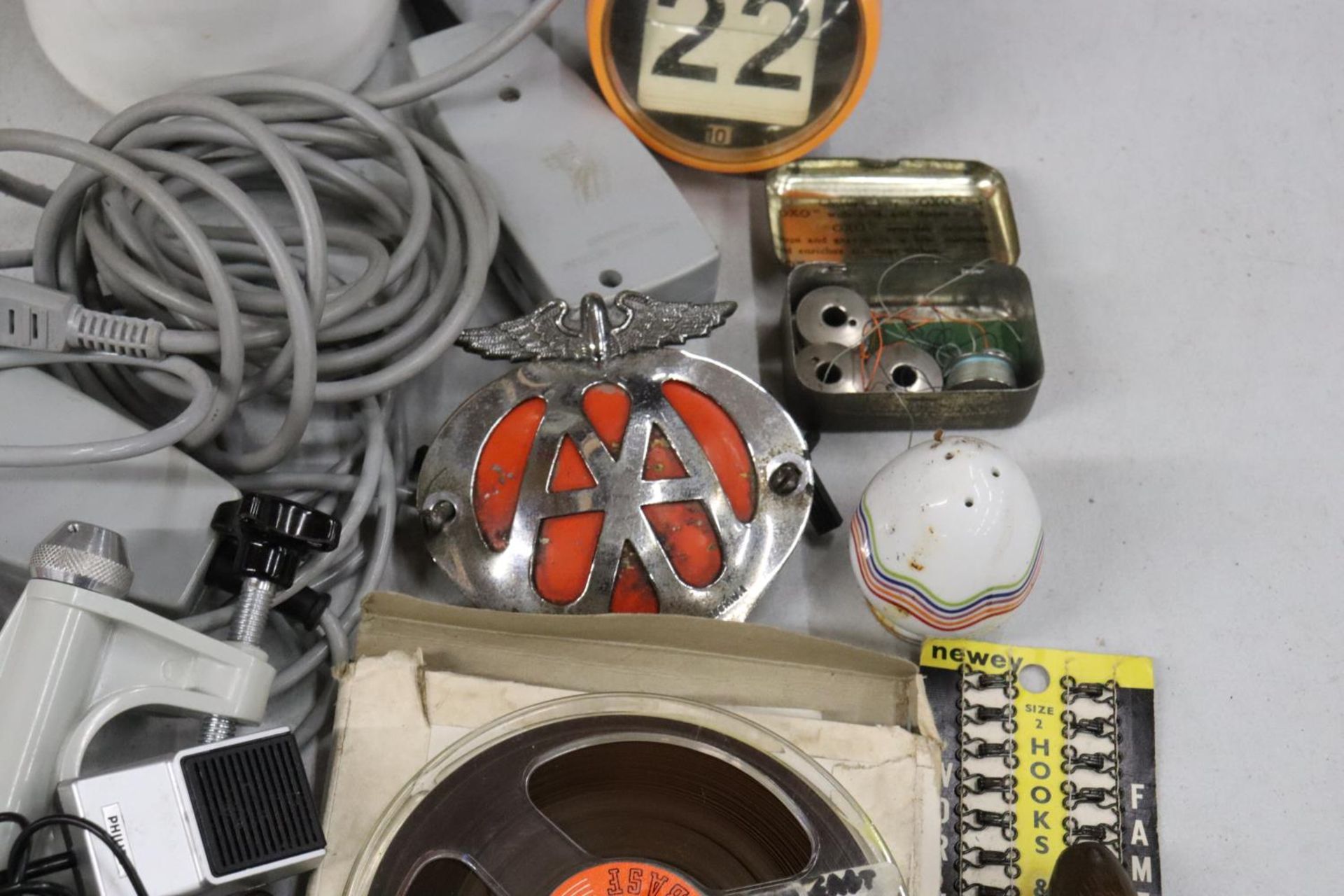 A MIXED VINTAGE LOT TO INCLUDE AN AA BADGE, DESK CALENDAR, 'MINI-COMPAS', LOCKS, GAVEL, TINS, ETC - Image 6 of 8