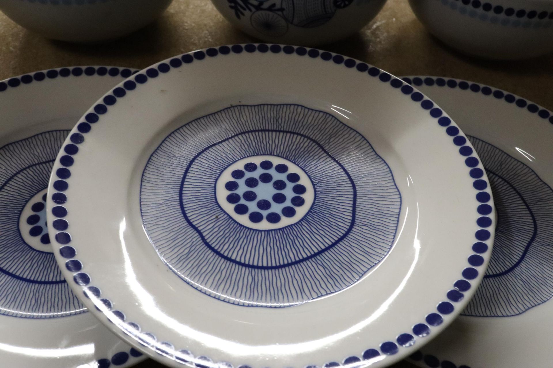 A QUANTITY OF CERAMICS DESIGNED BY PENNY LAI TO INCLUDE SIX BOWLS AND THREE PLATES - Image 2 of 8