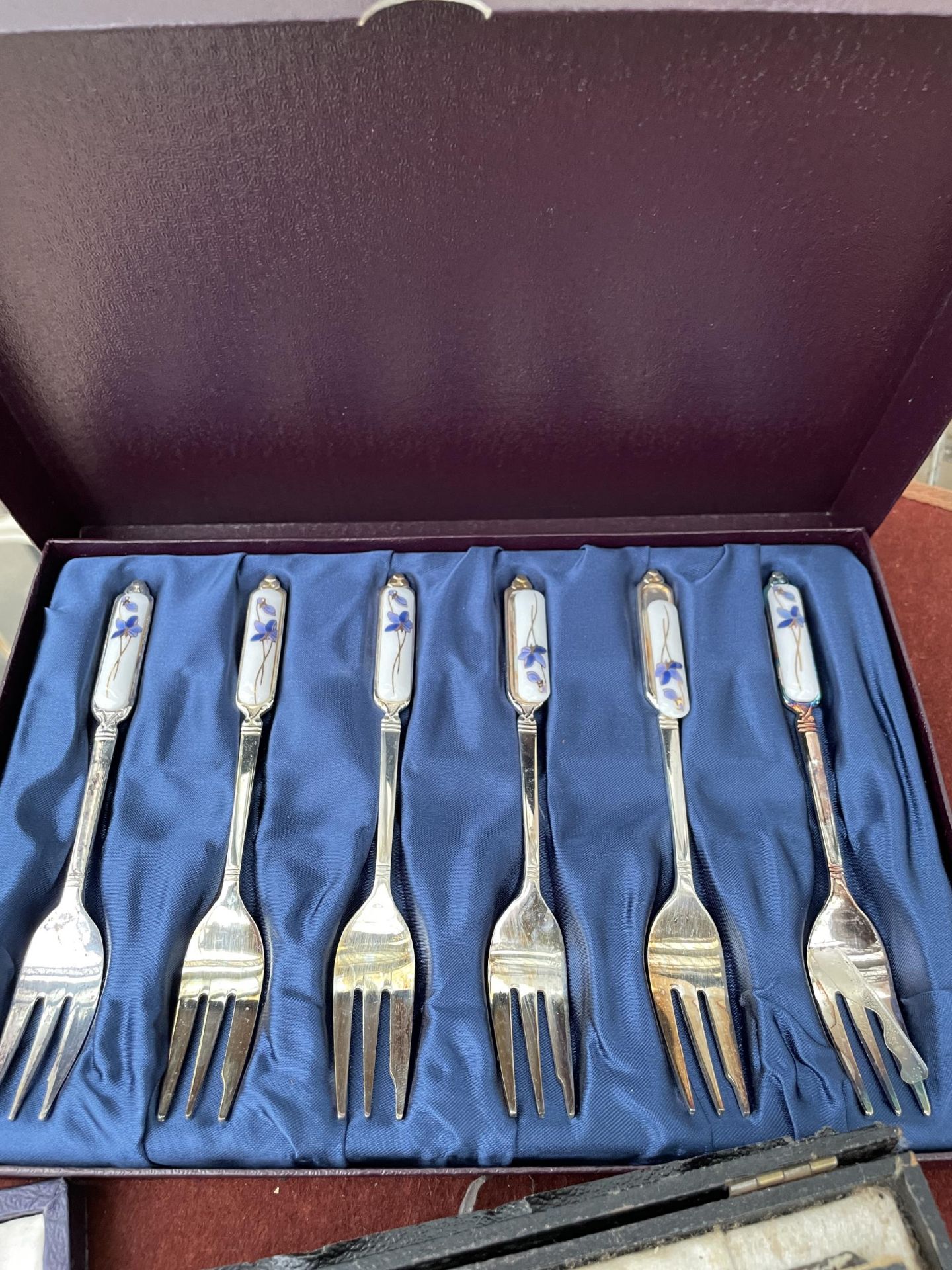 SIX COMPLETE SETS OF CASED FLATWARE TO INCLUDE ANOINTING SPOONS, TEASPOONS AND CAKE FORKS ETC - Bild 4 aus 5