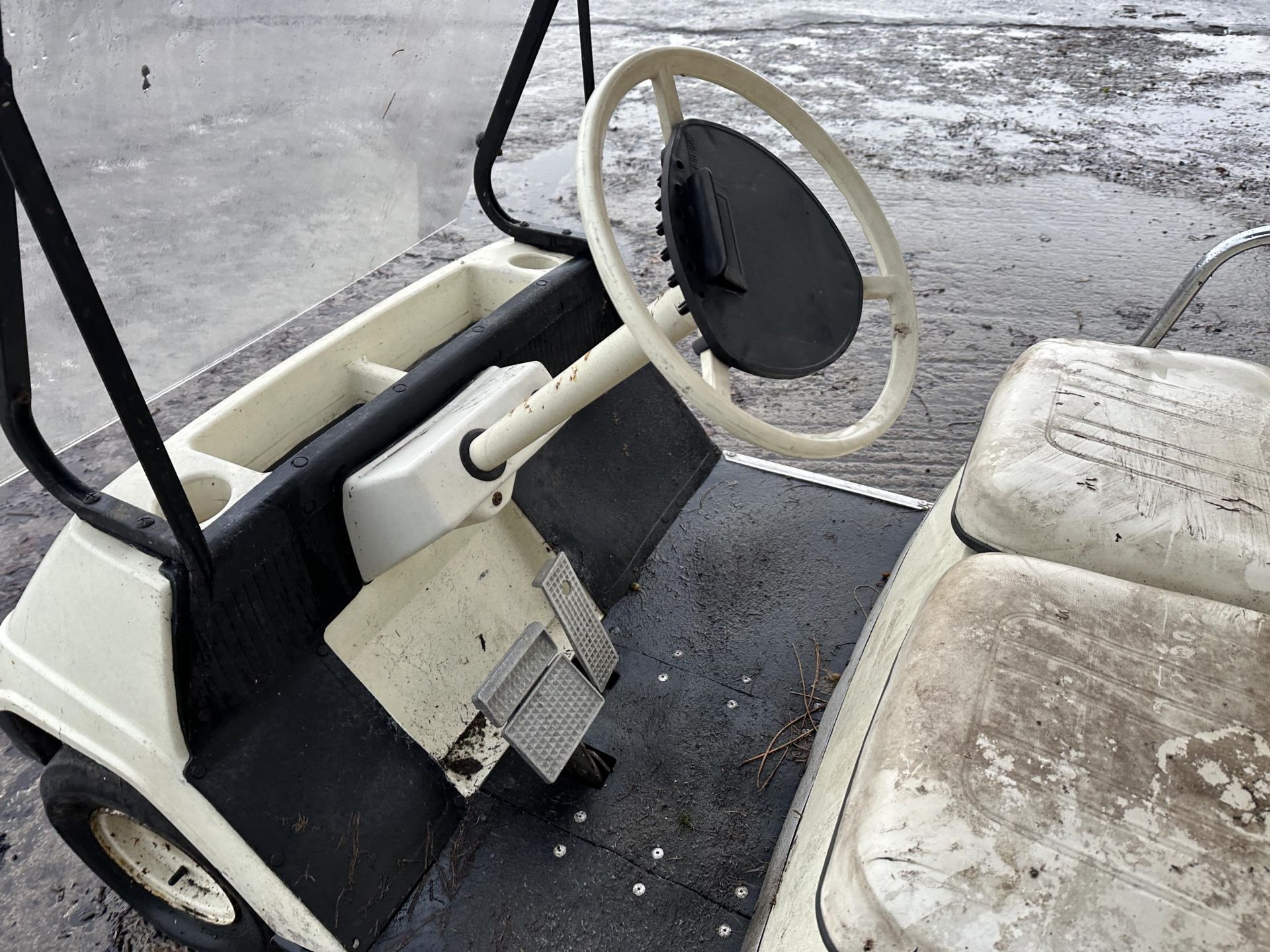 A WHITE YAMAHA ELECTRIC GOLF BUGGY COMPLETE WITH KEY - Image 5 of 6