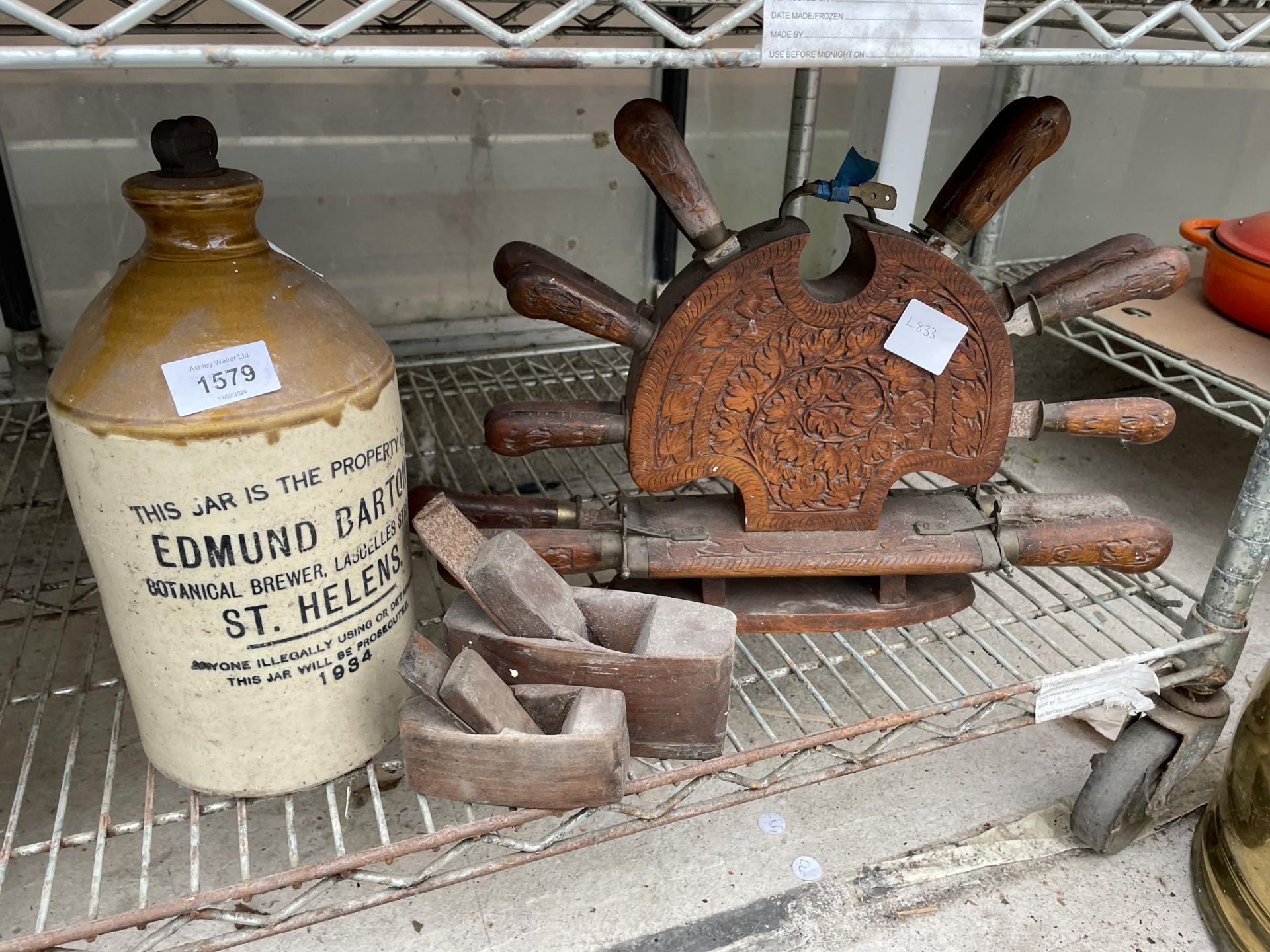 AN ASSORTMENT OF VINTAGE ITEMS TO INCLUDE AN INDIAN FRUITWOOD KNIFE SET AND A STONEWARE FLAGGON ETC