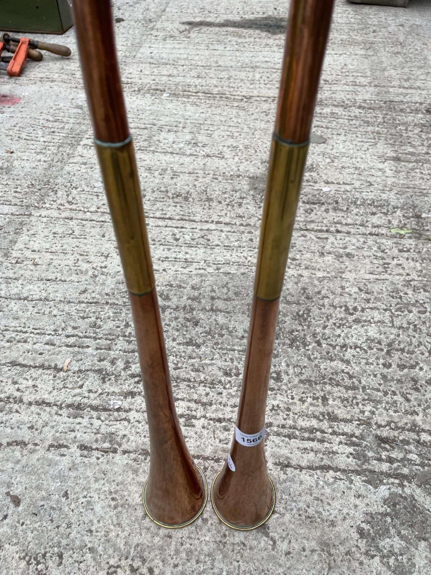 TWO VINTAGE BRASS AND COPPER HUNTING HORNS - Image 2 of 3