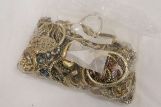 A QUANTITY OF YELLOW METAL COSTUME JEWELLERY