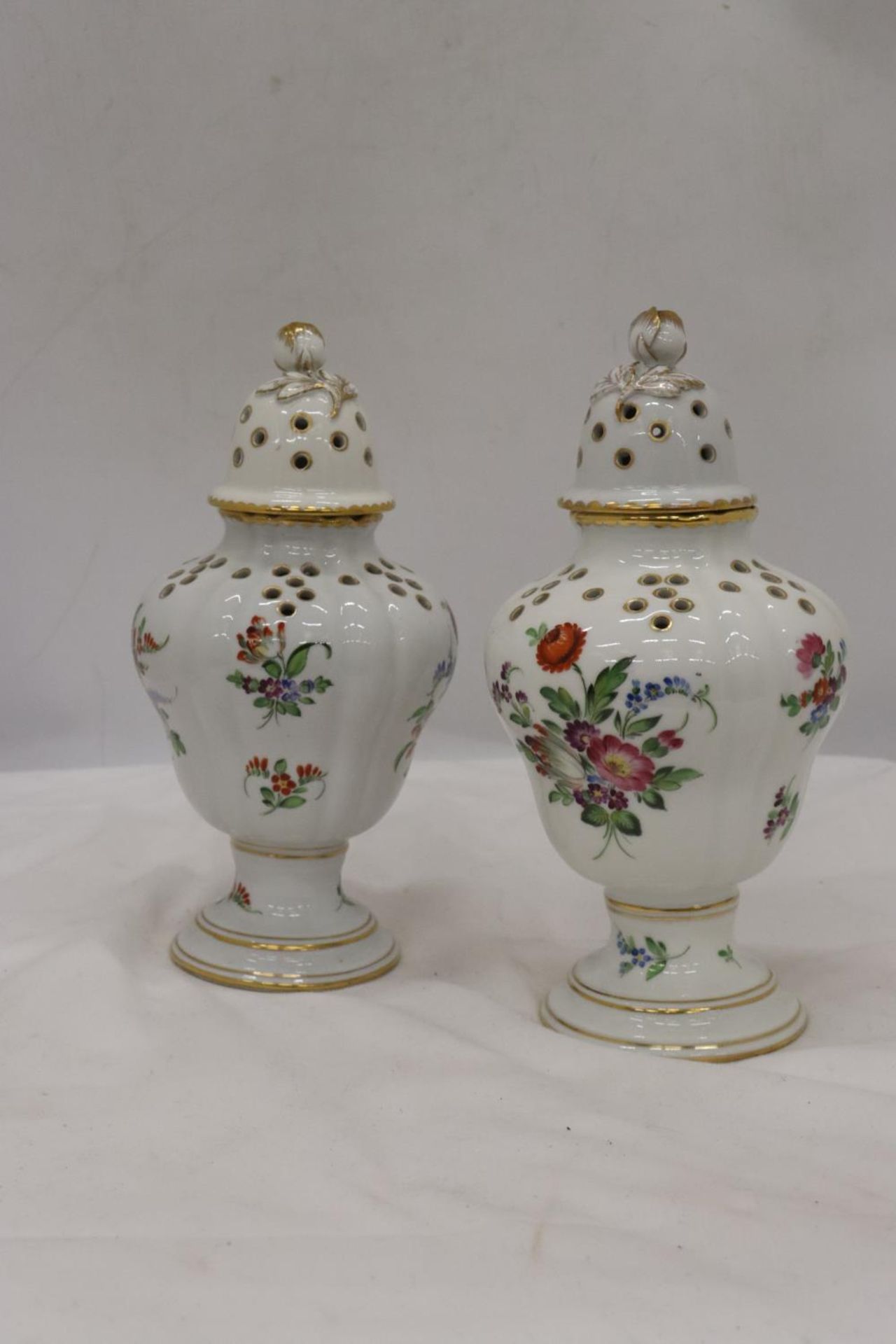 TWO PORCELAIN POT POURRI POTS WITH ROSEBUD FINIALS - Image 2 of 4