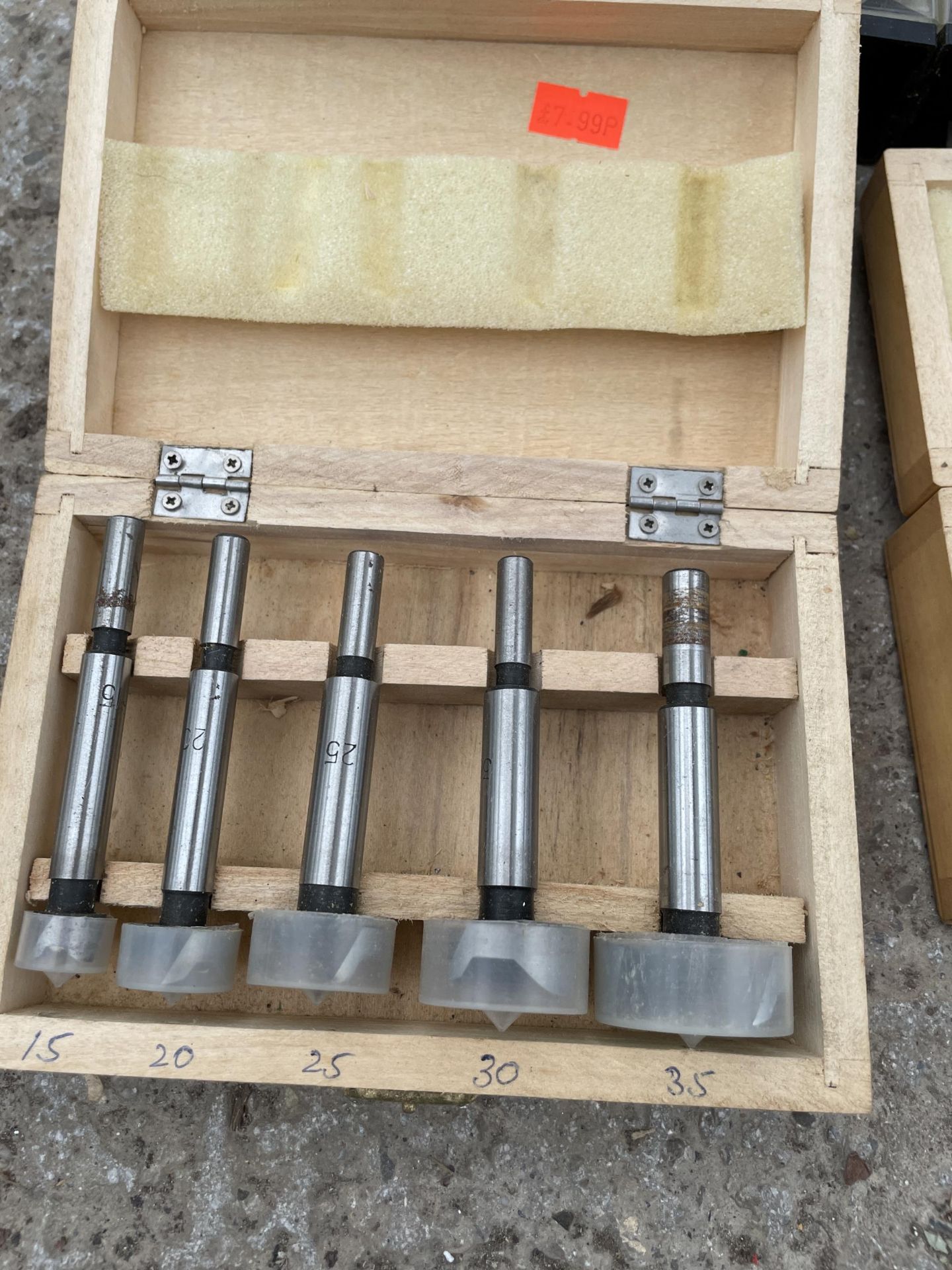 AN ASSORTMENT OF CASED ROUTER BITS - Image 3 of 4