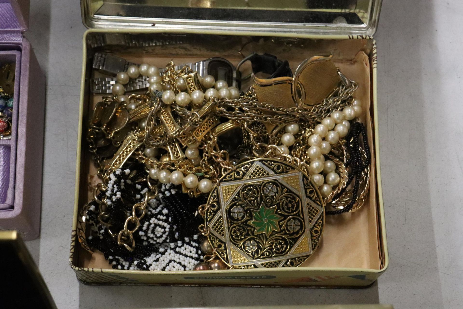 A QUANTITY OF COSTUME JEWELLERY TO INCLUDE NECKLACES, RINGS, BROOCHES, CUFFLINKS, A CIGARETTE - Image 3 of 10