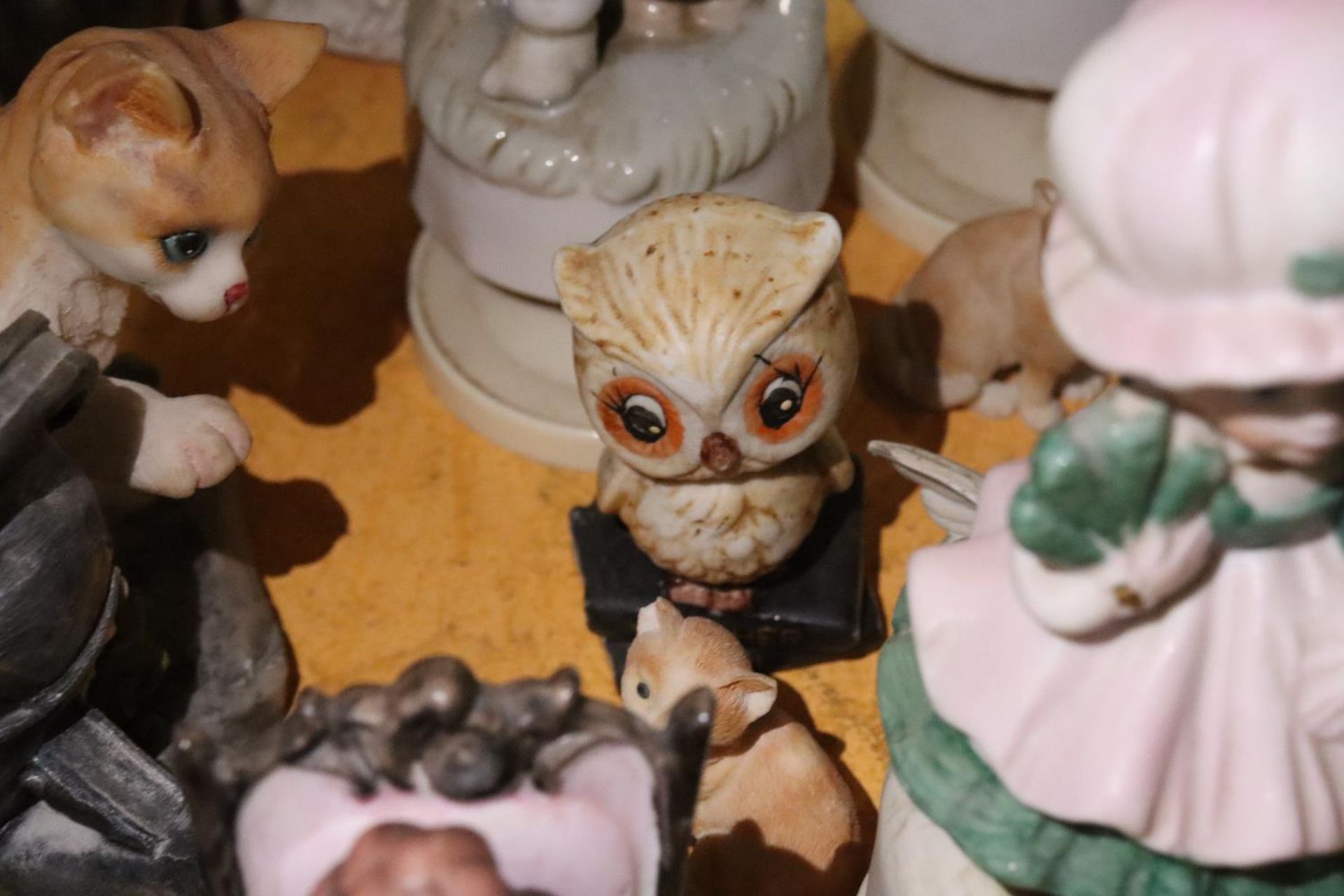 A COLECTION OF CERAMIC ITEMS TO INCLUDE WIND UP BOY AND GIRL, OWLS, CATS, BIRDS ETC - Image 6 of 7