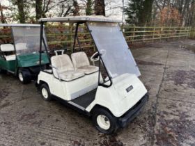 A WHITE YAMAHA ELECTRIC GOLF BUGGY COMPLETE WITH KEY