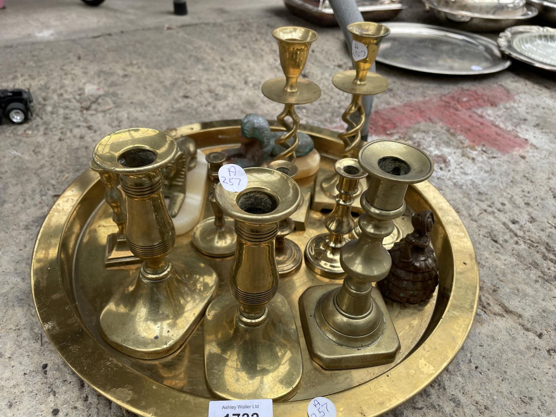 AN ASSORTMENT OF BRASS WARE TO INCLUDE A ROUND TRAY AND CANDLESTICKS ETC - Image 2 of 2