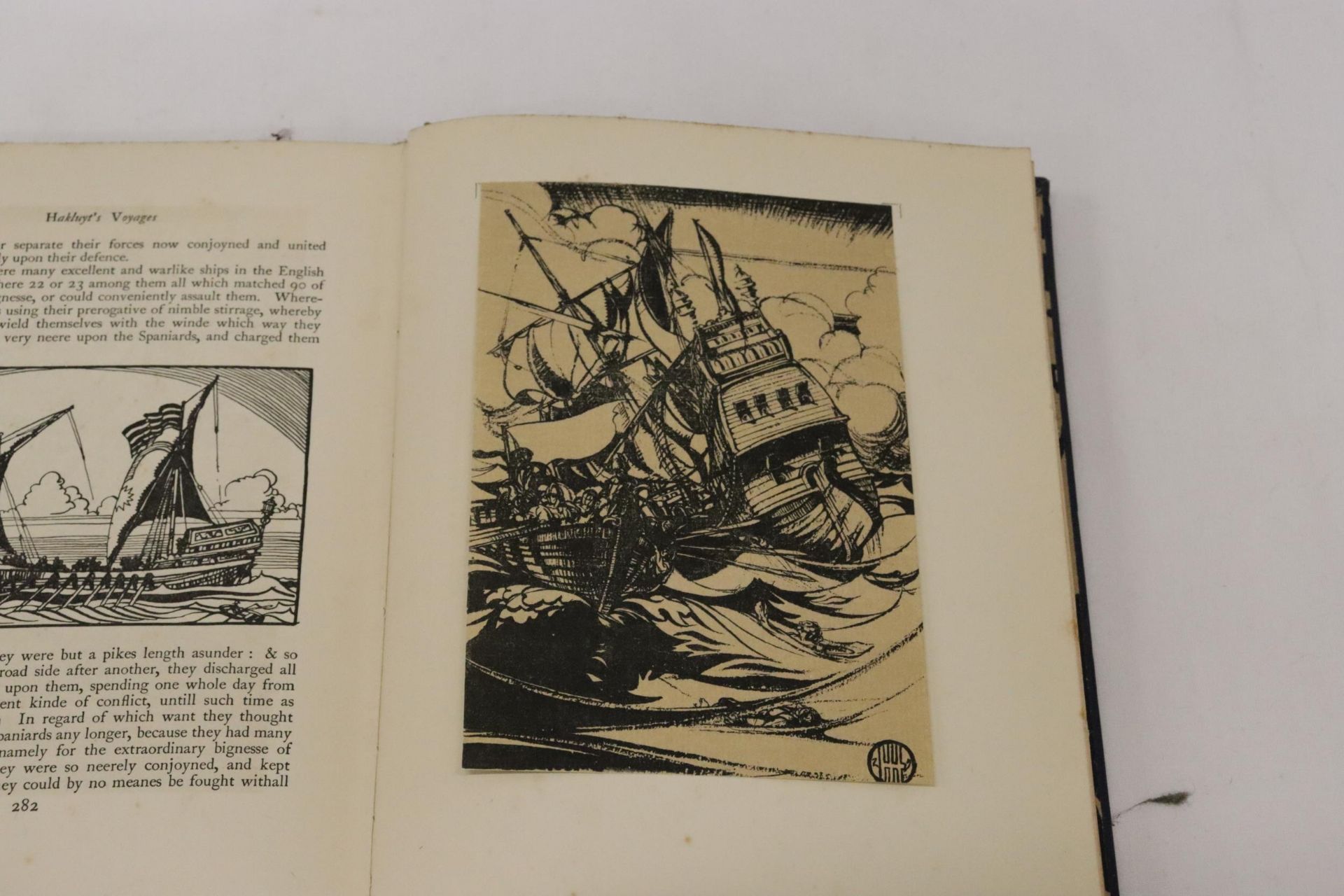 A 1926 EDITION OF HAKLVYT'S VOYAGES - Bild 5 aus 7