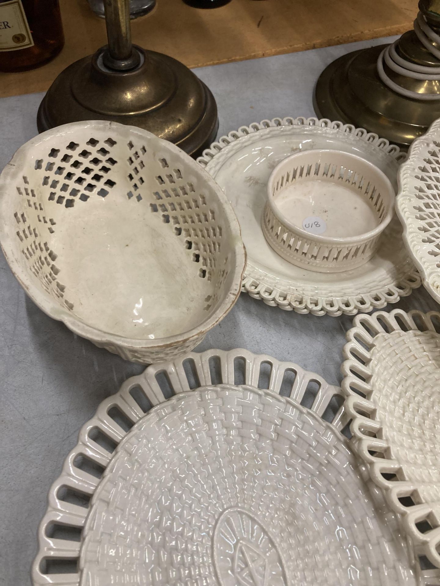 EIGHT PIECES OF VINTAGE CREAMWARE TO INCLUDE PLATES AND DISHES SOME A/F - Image 2 of 8