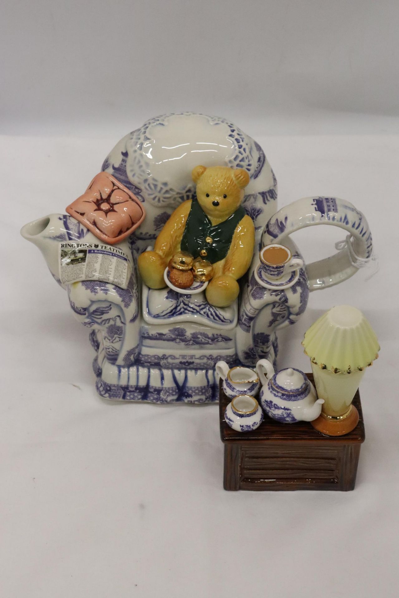 A RINGTONS LIMITED EDITION, 778/7500, 'TEA TIME' TEAPOT, IN GOOD CONDITION WITH CERTIFICATE OF - Image 10 of 10