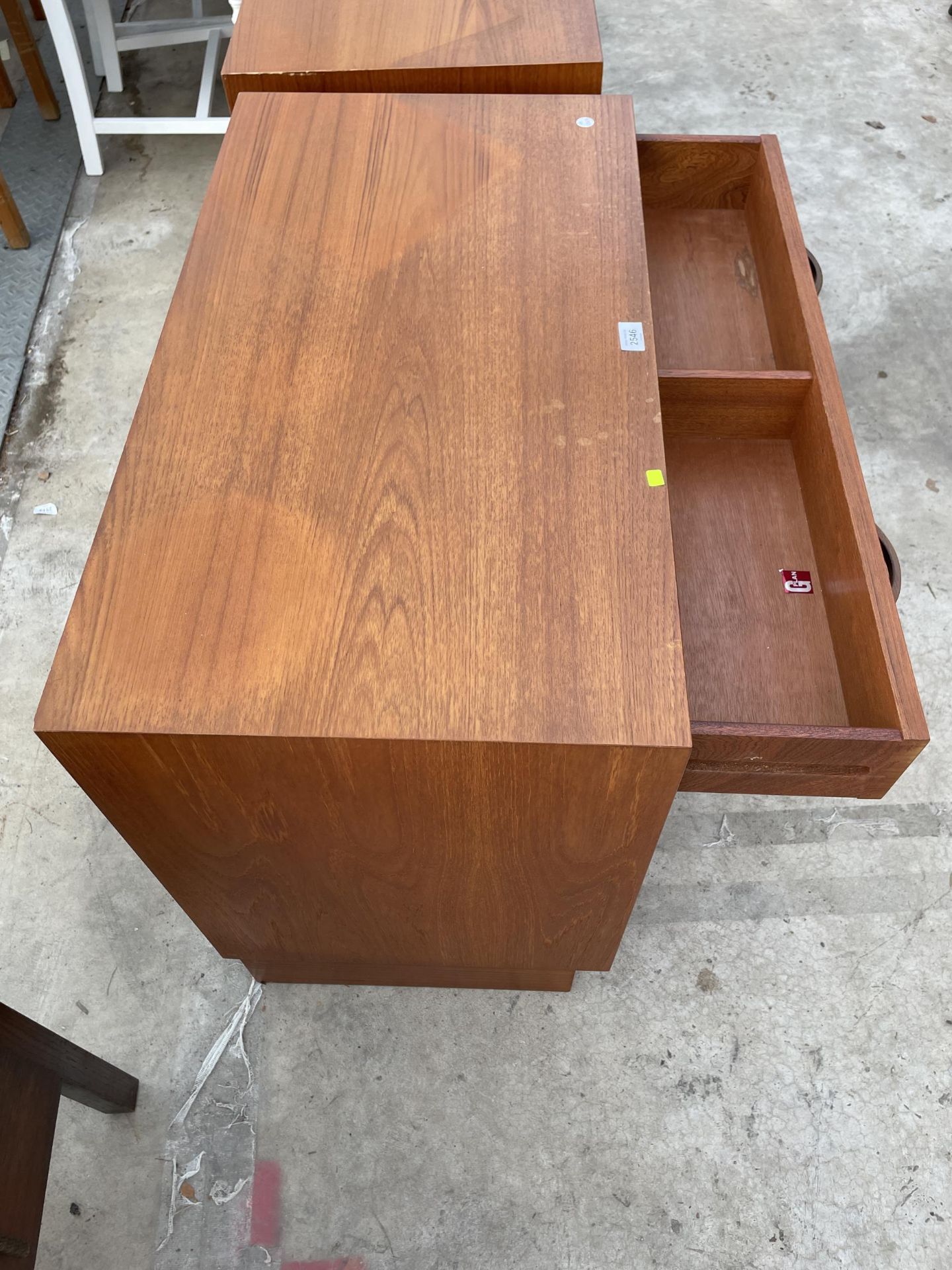 A RETRO TEAK G-PLAN UNIT ENCASING DRAWER AND CUPBOARD 33" WIDE - Image 3 of 5
