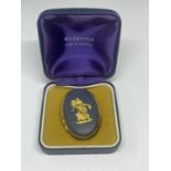 A WEDGWOOD BLUE AND GOLD DANCING LADY BROOCH IN A PRESENTATION BOX