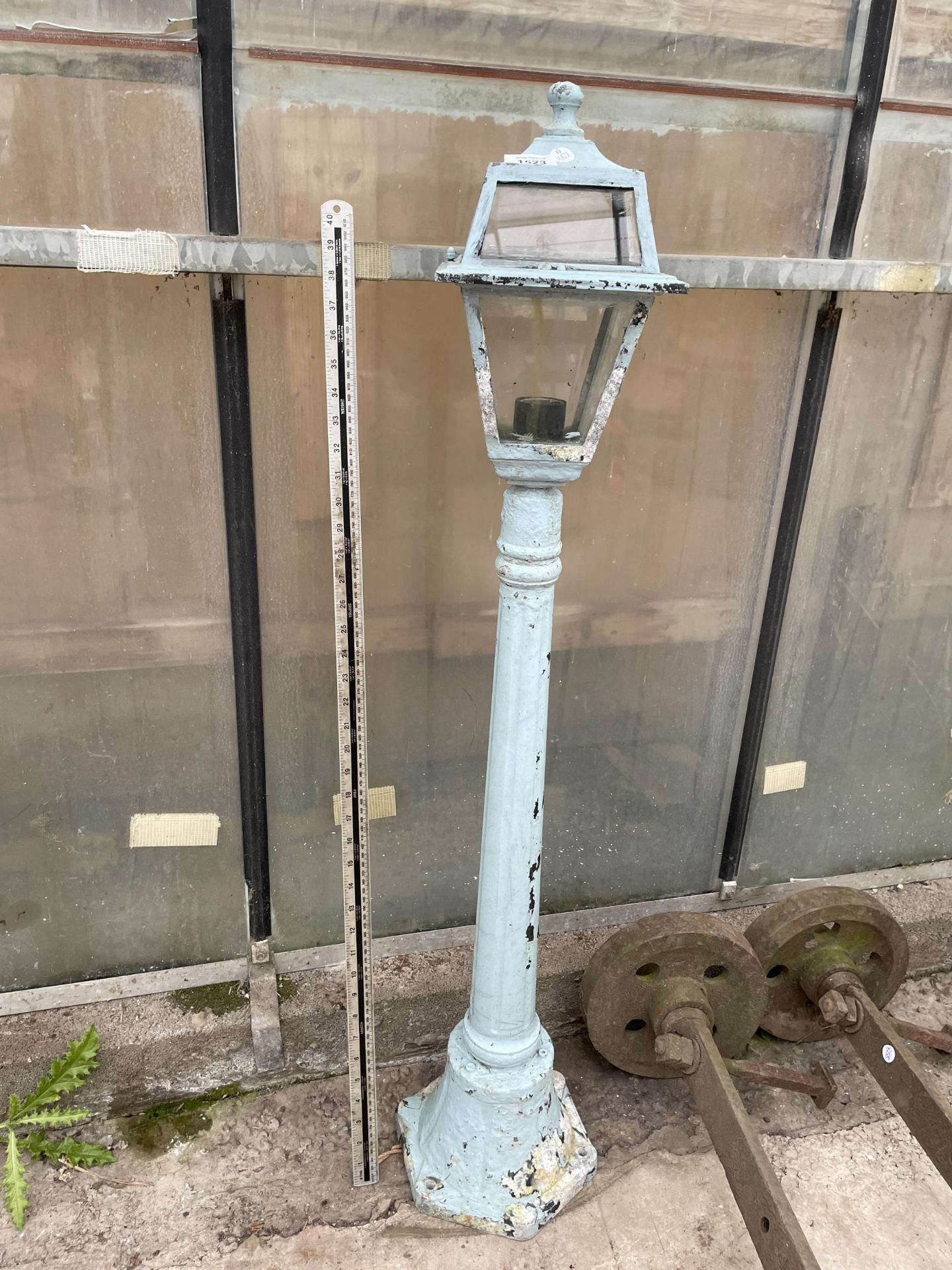 A VINTAGE STYLE GARDEN LAMP POST (H:111CM)