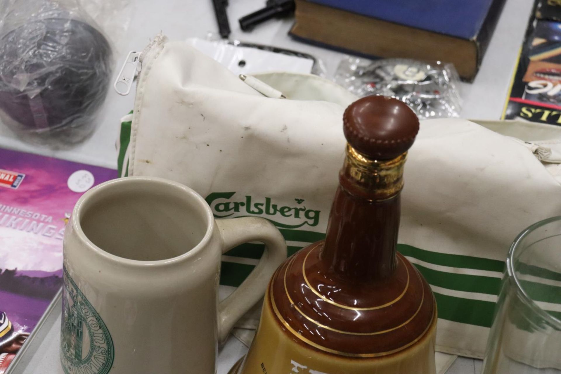 A JOBLOT OF BREWERY ITEMS TO INCLUDE BEER TAPS, ASHTRAYS, ETC., - Image 8 of 11