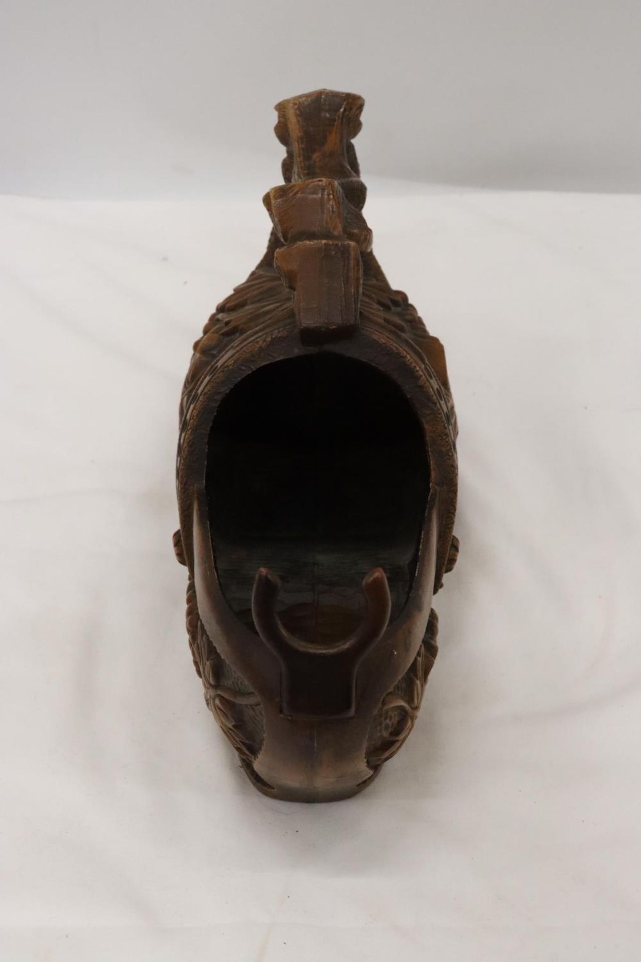 A LARGE RESIN CLOG SHAPED BOTTLE HOLDER - Image 5 of 6