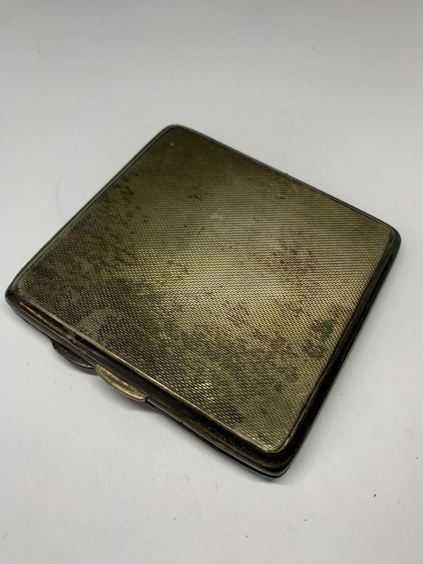 A HALLMARKED BIRMINGHAM SILVER CIGARETTE CASE - Image 2 of 4