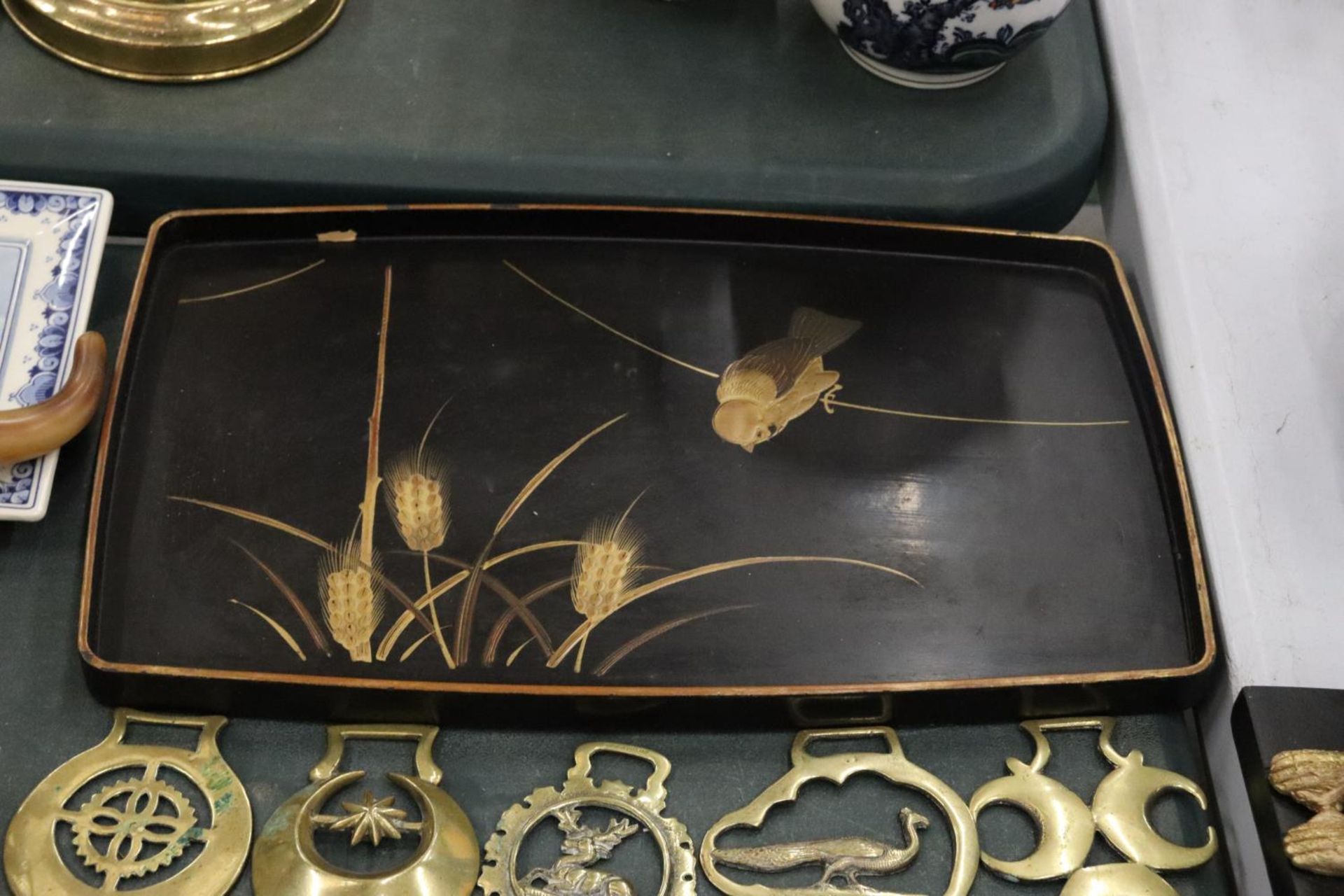 A BLACK LACQUER TRAY WITH BIRD DESIGN TOGETHER WITH VINTAGE BRASSWARE AND POSTCARDS - Image 5 of 10