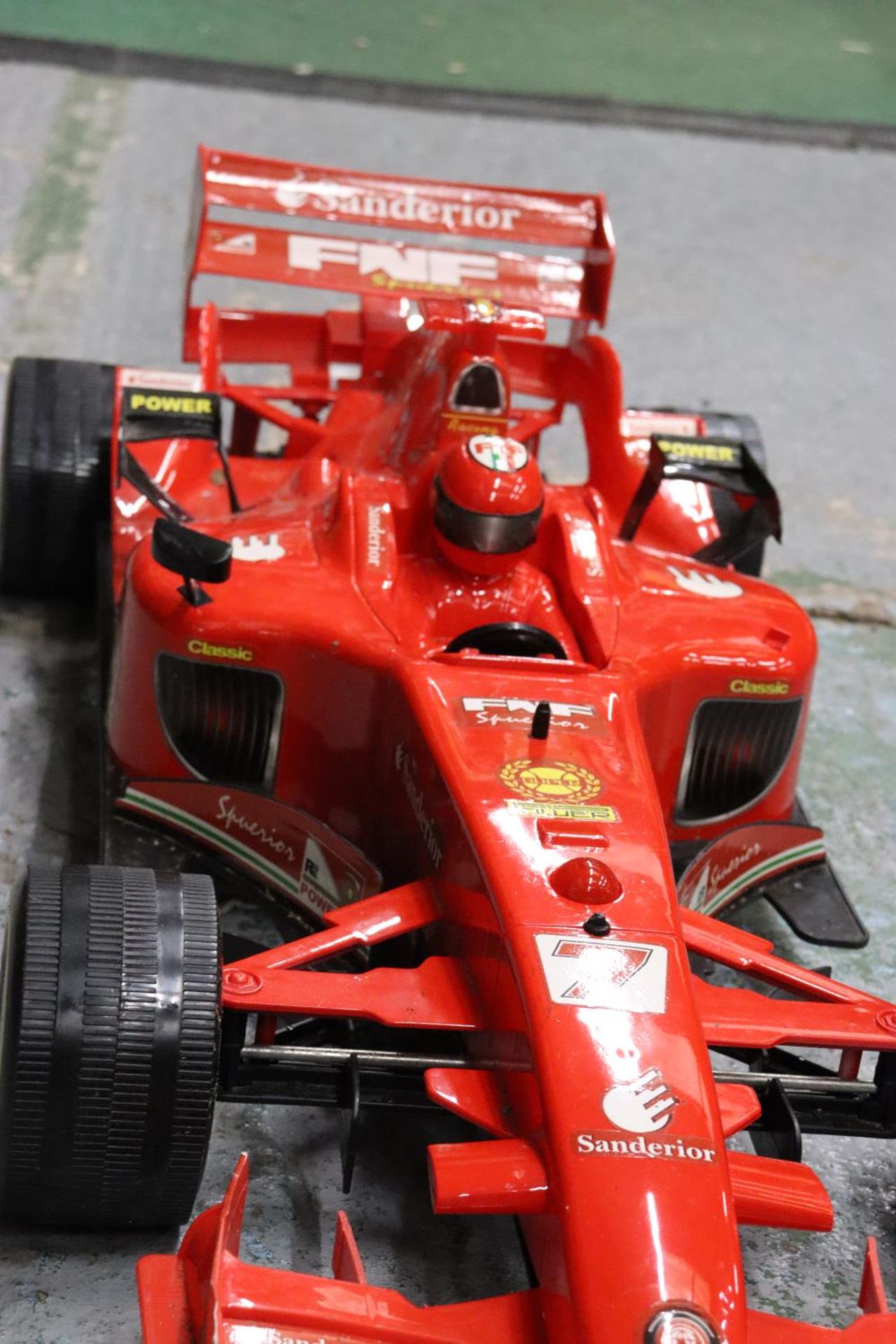 A LARGE FORMULA ONE FERRARI RACING CAR 37 INCH LONG - Bild 2 aus 6