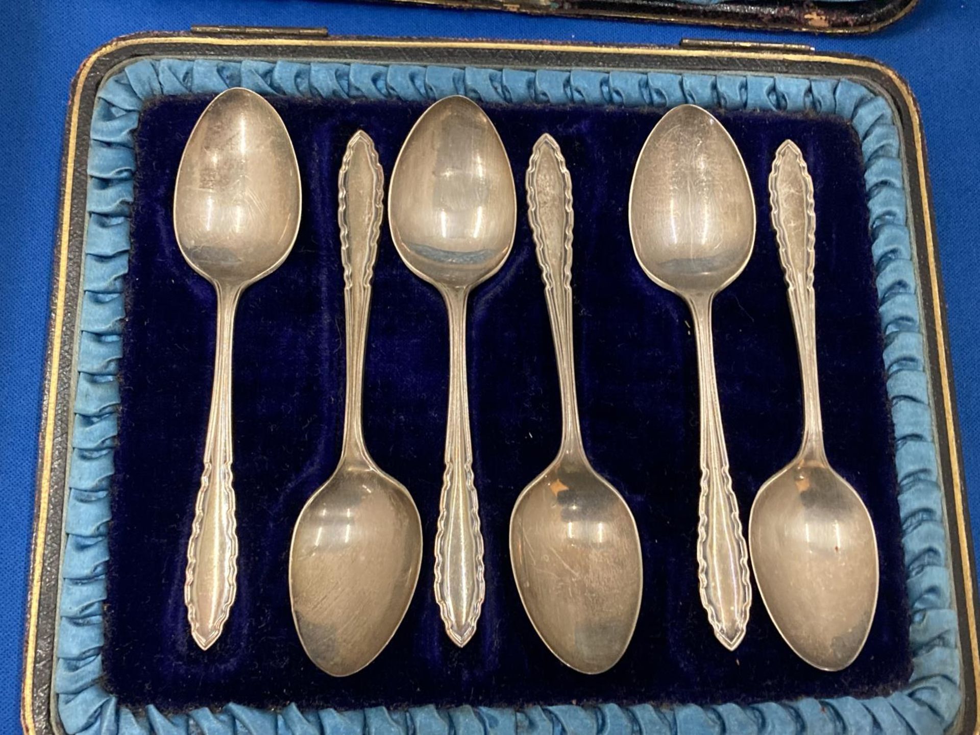 A SET OF HALLMARKED BIRMINGHAM SILVER TEASPOONS IN A PRESENTATION CASE - Image 2 of 3