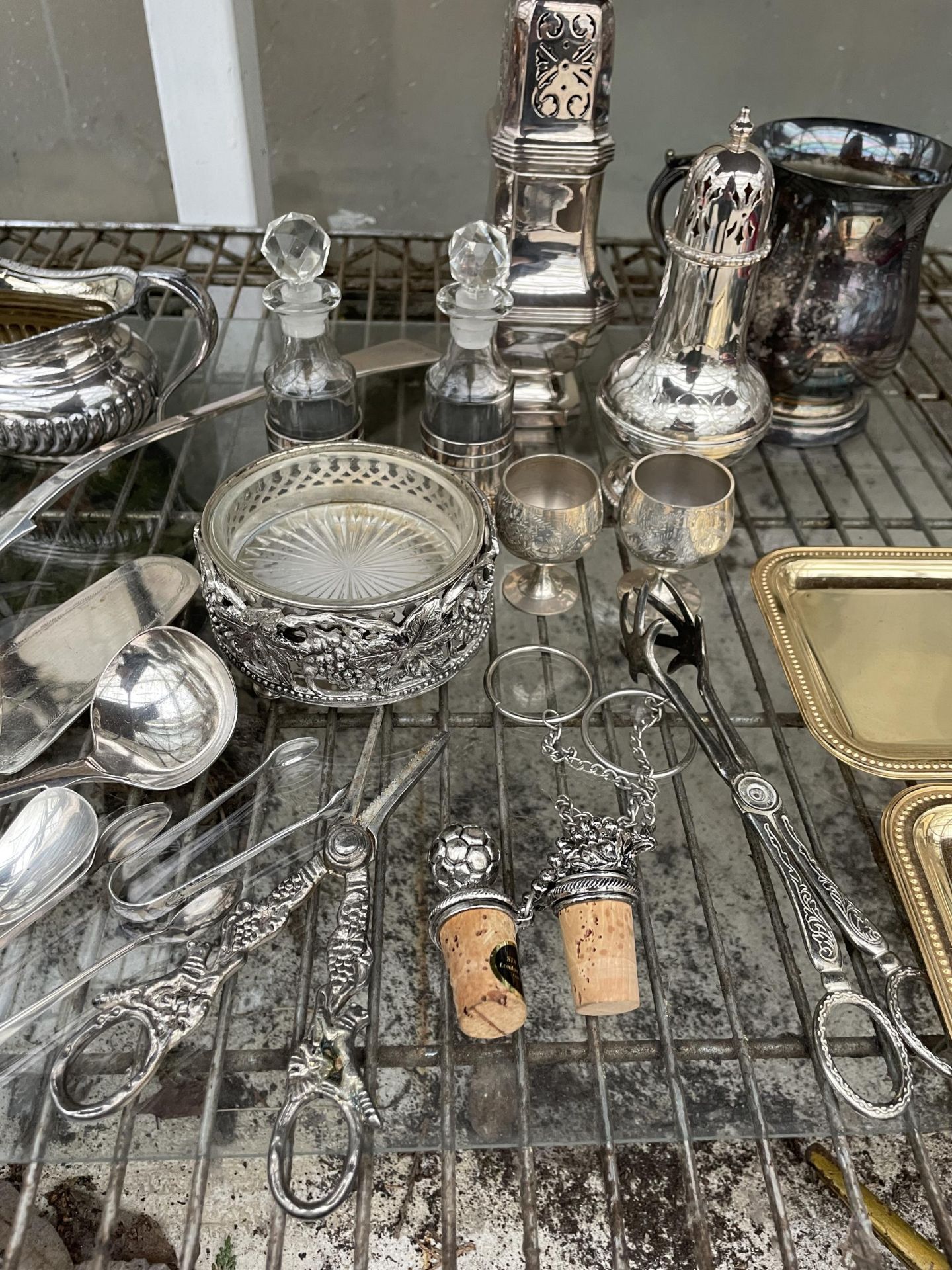 A LARGE ASSORTMENT OF SILVER PLATED ITEMS TO INCLUDE TOAST RACK, SUGAR BOWL AND MILK JUG, SUGAR - Image 3 of 5