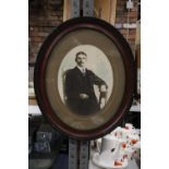 A VINTAGE OVAL FRAMED PHOTOGRAPHIC PRINT OF A MAN