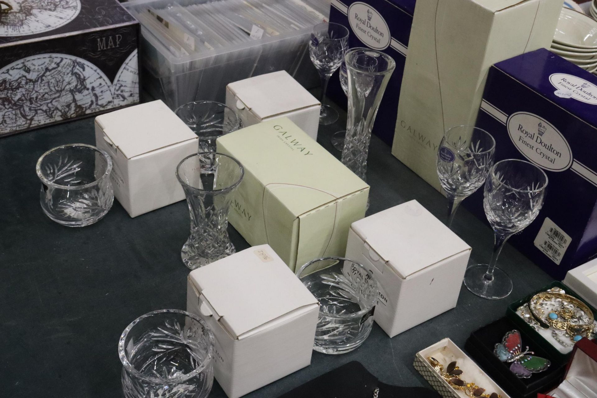 A COLLECTION OF BOXED GLASSWARE TO INCLUDE ROYAL DOULTON CRYSTAL GLASSES, ROYAL DOULTON WHISKY - Image 8 of 8