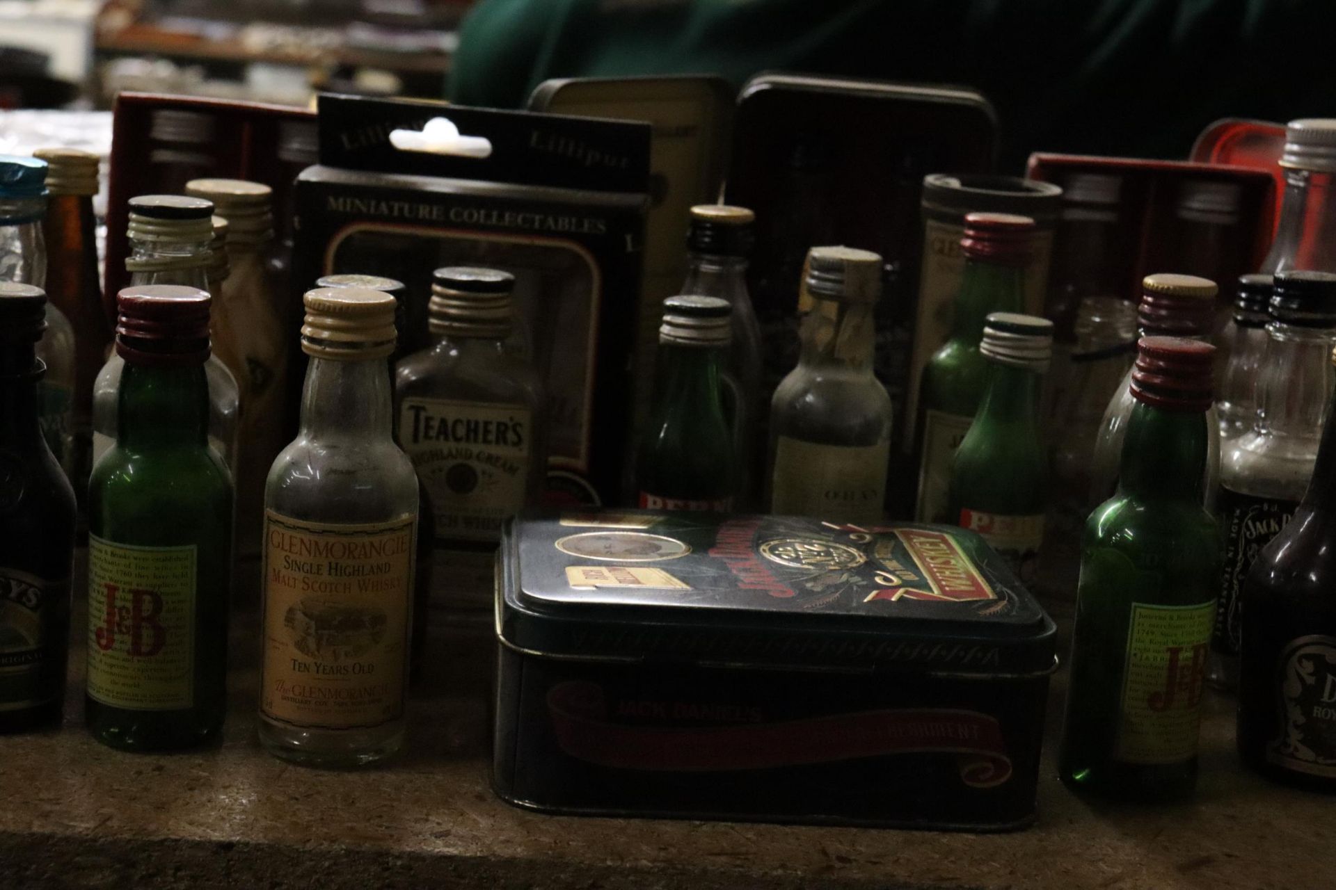 A LARGE COLLECTION OF EMPTY MINIATURE SPIRIT BOTTLES AND TINS - Image 4 of 11