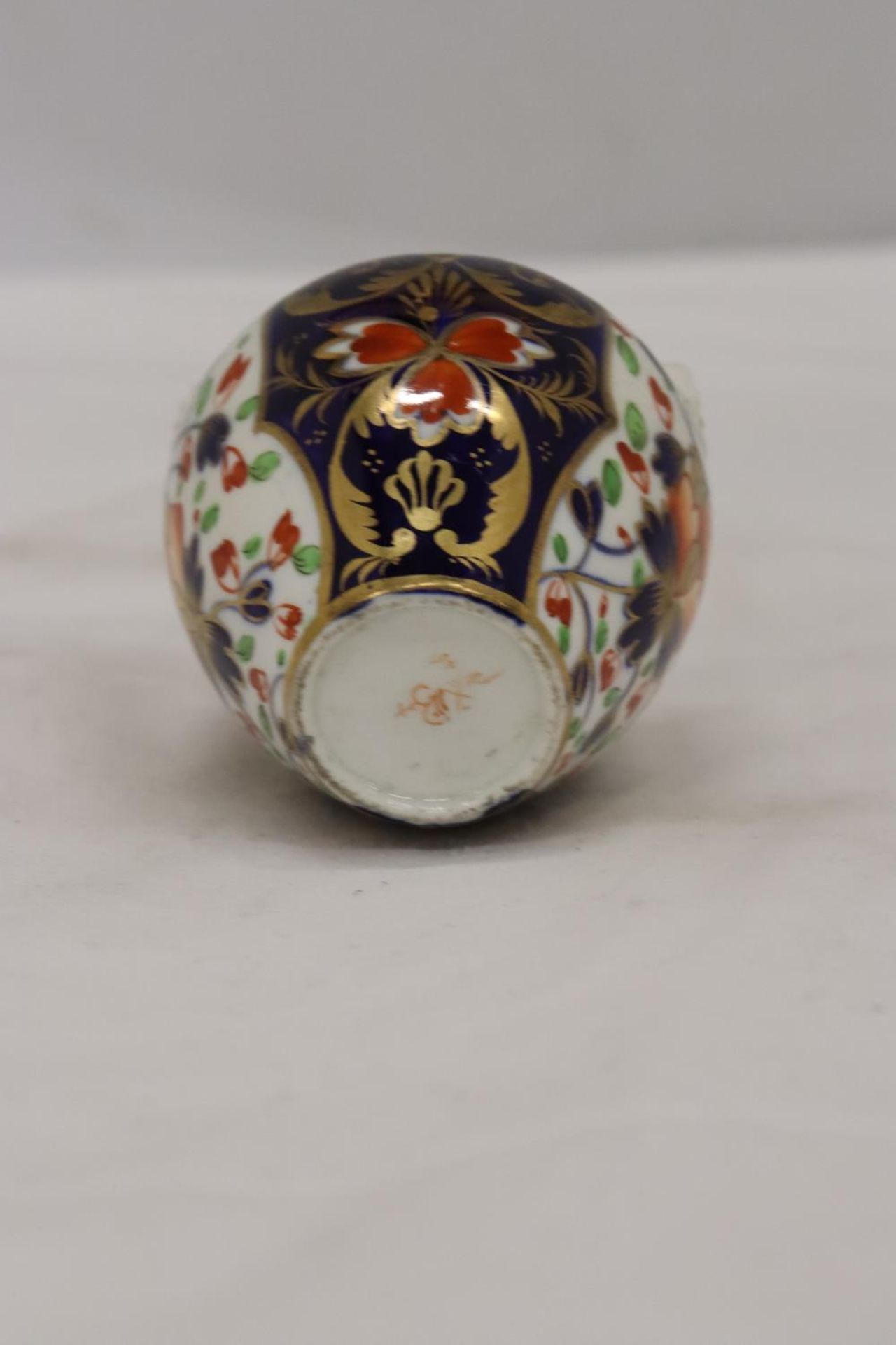 A SMALL ROYAL CROWN DERBY TWO HANDLED URN, HEIGHT 8CM - Image 5 of 5