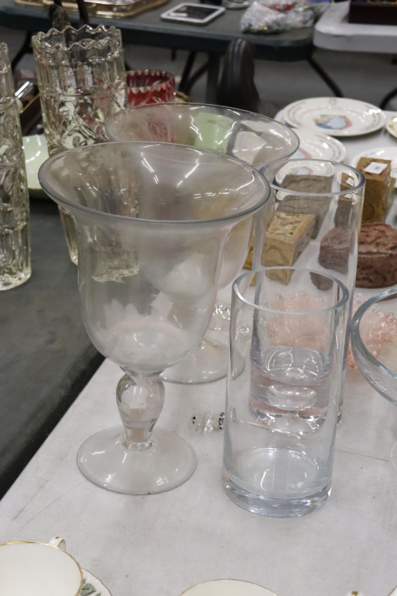 A QUANTITY OF GLASSWARE TO IJCLUDE BOWLS, VASES, DISHES, GLASSES, ETC., - Image 7 of 8