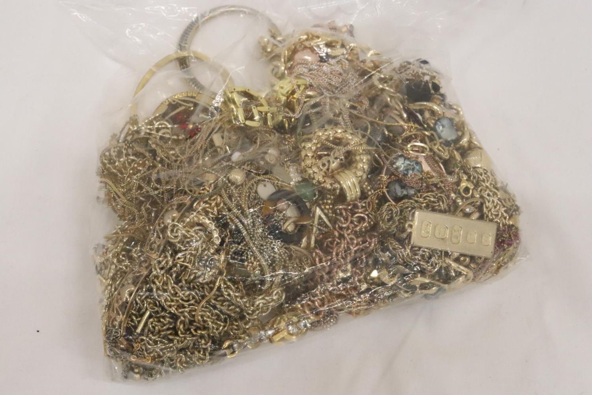 A QUANTITY OF YELLOW METAL COSTUME JEWELLERY - Image 2 of 5