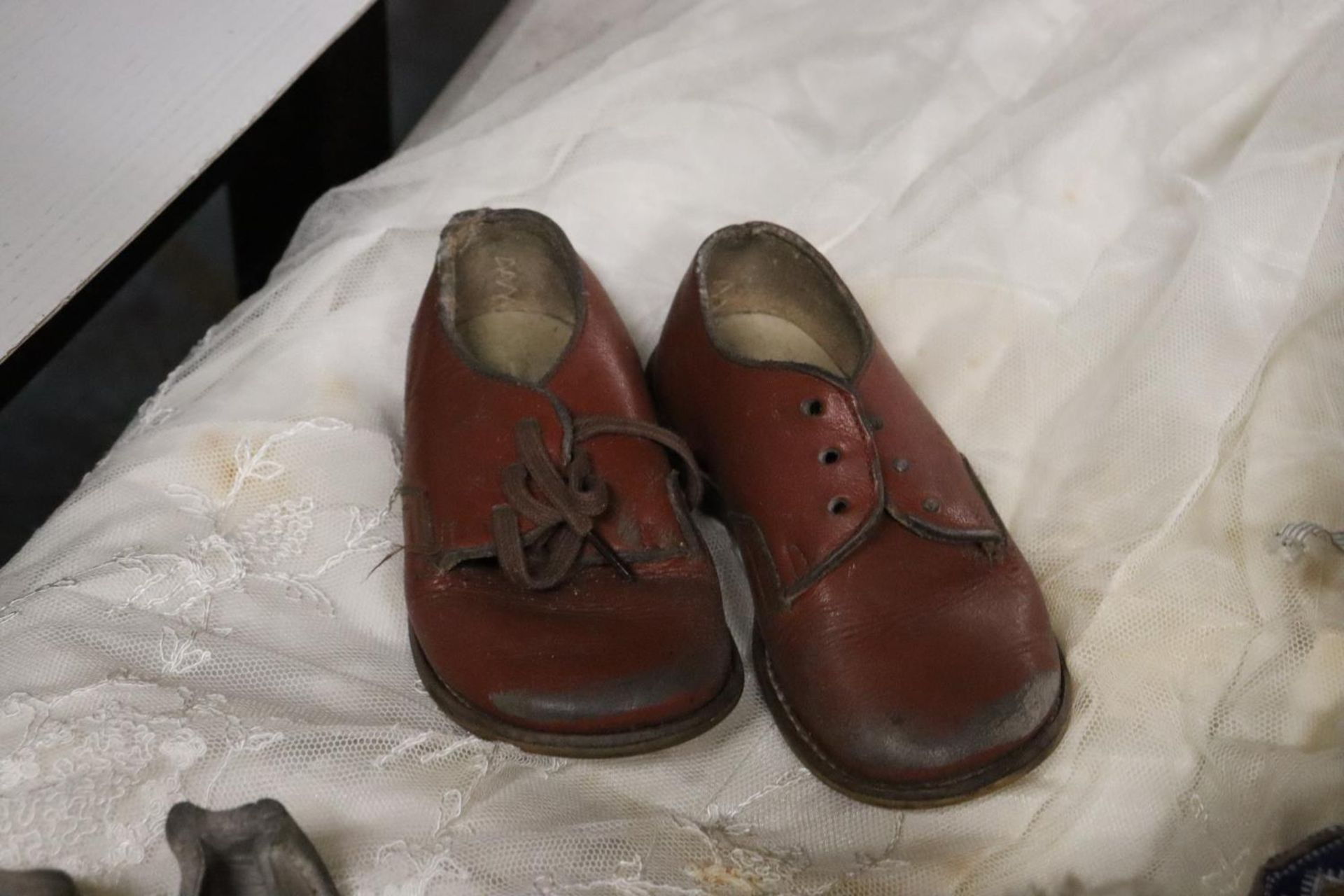 A QUANTITY OF VINTAGE CHILDREN'S CLOTHES AND SHOES - Image 4 of 6