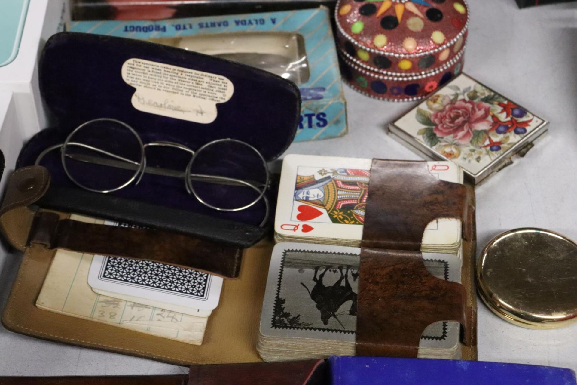 A MIXED LOT TO INCLUDE AN OLD I-PHONE, I-PHONE BOXES, SPECTACLES IN A CASE, BOTTLE OPENERS, DARTS, - Image 5 of 6