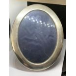 A HALLMARKED SHEFFIELD SILVER OVAL PHOTOGRAPH FRAME (GLASS A/F)