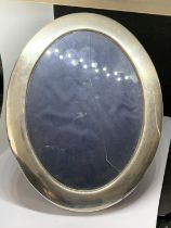 A HALLMARKED SHEFFIELD SILVER OVAL PHOTOGRAPH FRAME (GLASS A/F)