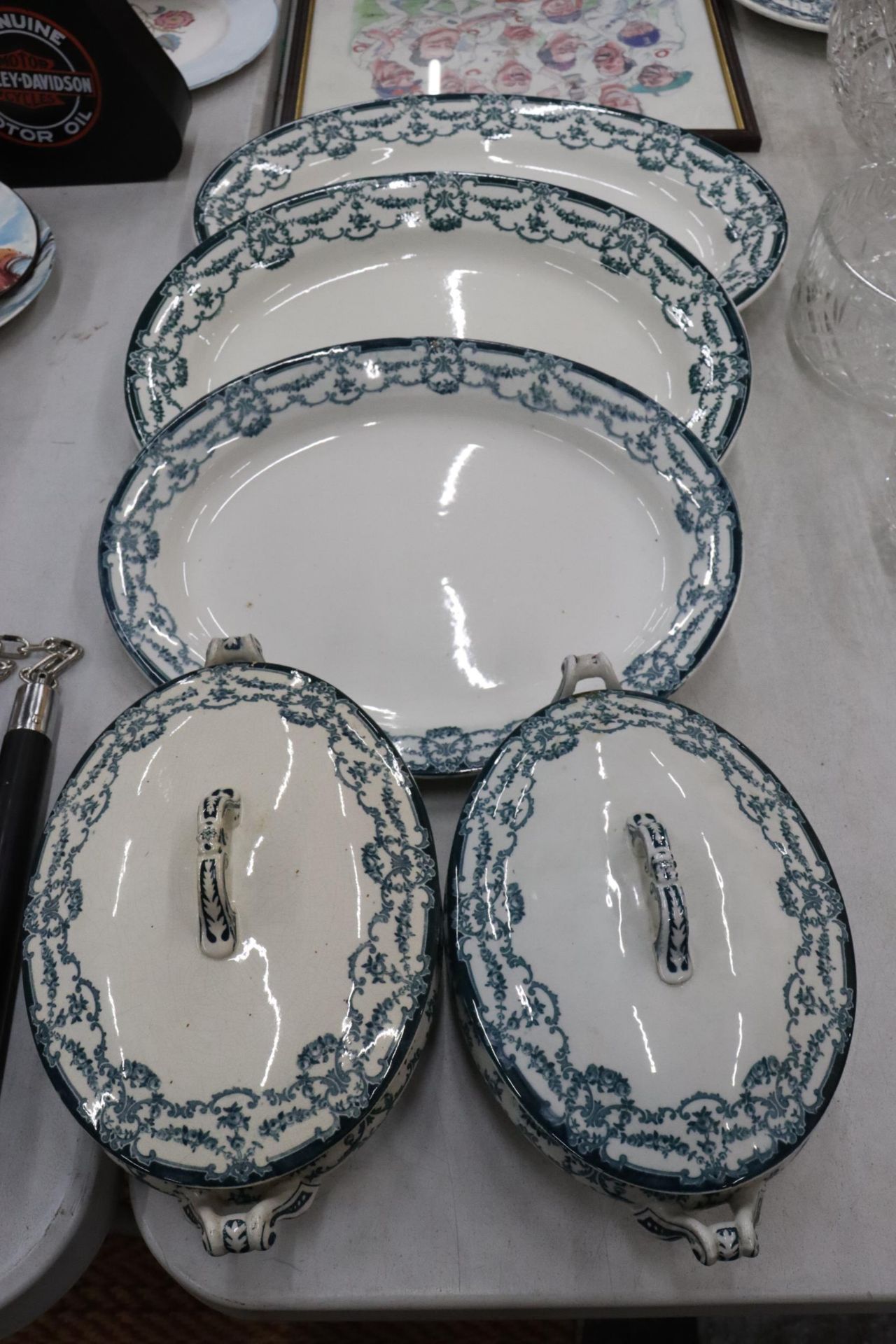 FIVE LARGE PIECES OF VINTAGE STAFFORDSHIRE 'LOUVRE' PATTERN DINNERWARE TO INCLUDE TWO LIDDED SERVING - Image 2 of 7