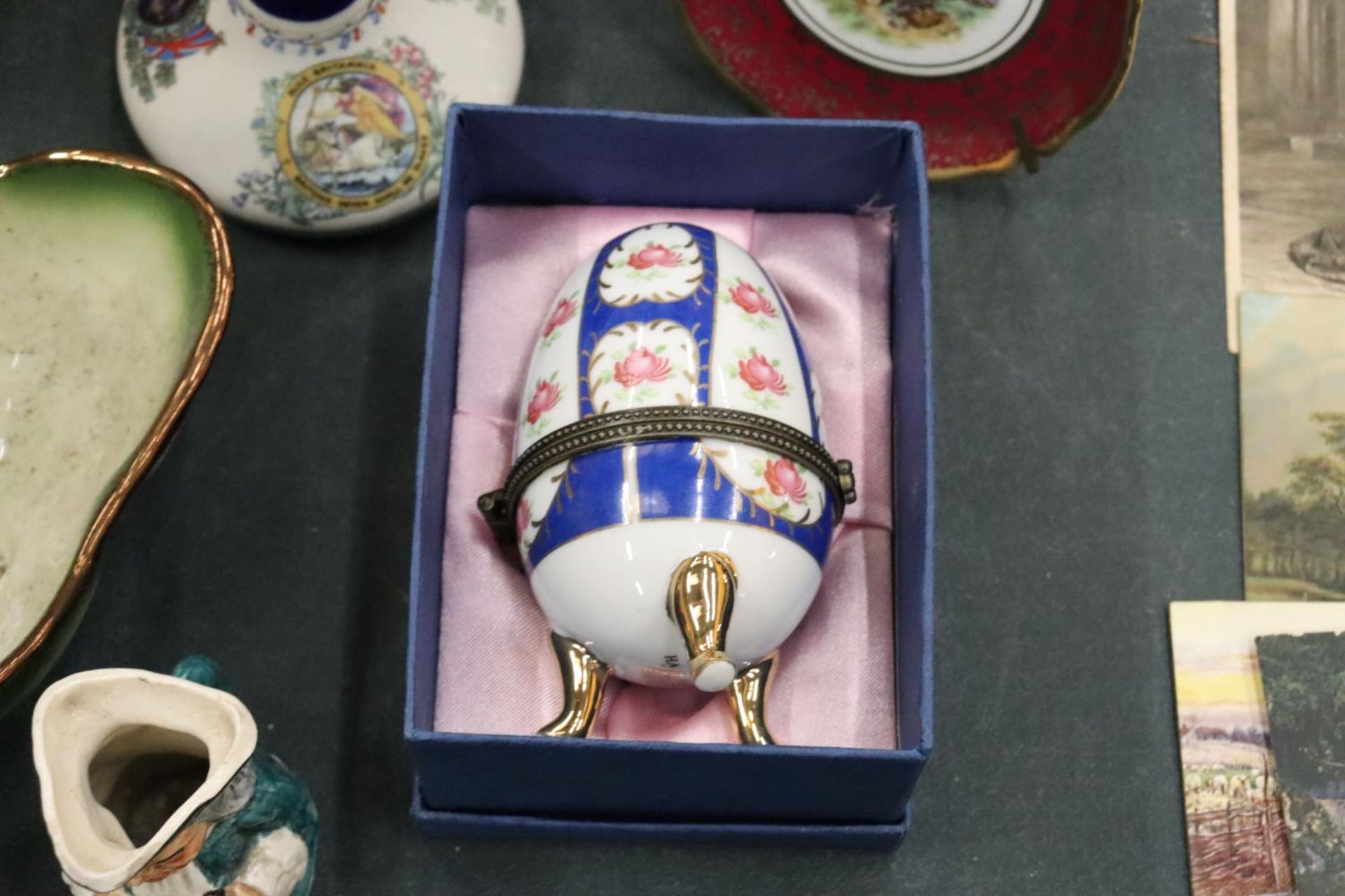A MIXED LOT TO INCLUDE SADLER TEAPOTS, LIMOGES HANDPAINTED HINGED EGG TRINKET, DELFT BLUE TANKARD, - Image 3 of 12
