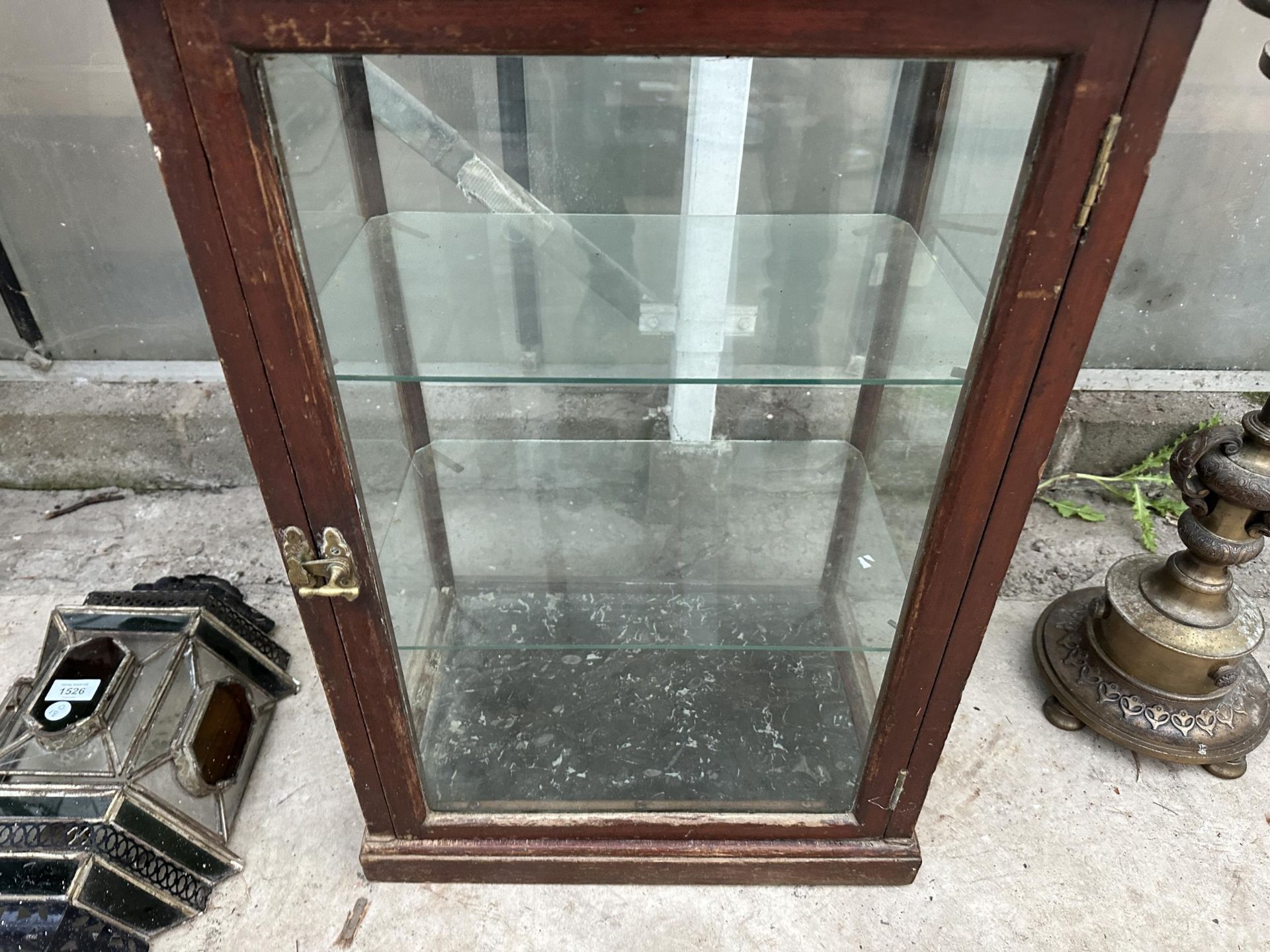 AN EARLY 20TH CENTURY OAK AND GLASS SHOP DISPLAY CABINET - Bild 3 aus 4