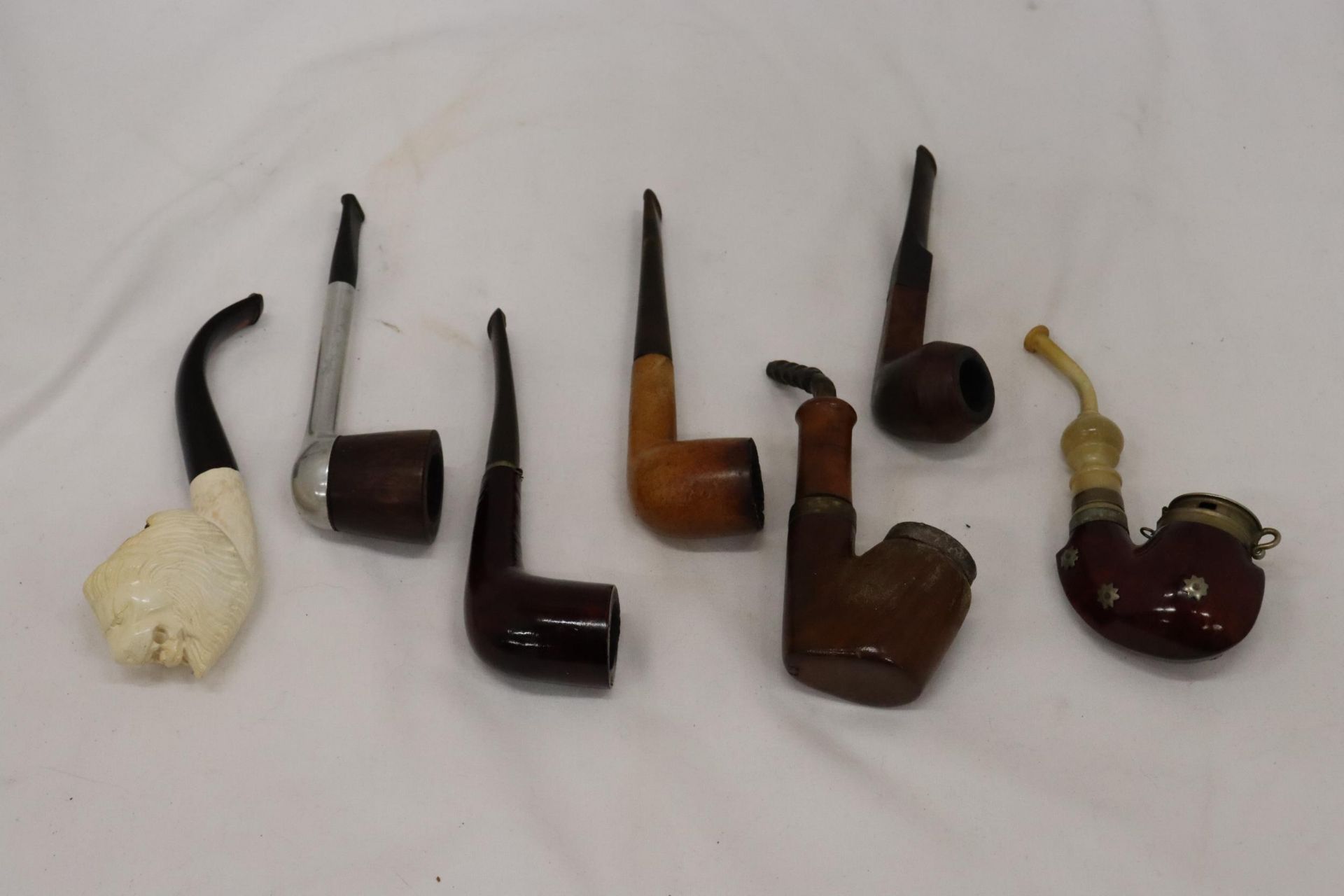 A COLLECTION OF VINTAGE PIPES TO INCLUDE ONE WITH A LION'S HEAD BOWL, GENUINE BLOCK MEERSCHAUM, - Image 6 of 7