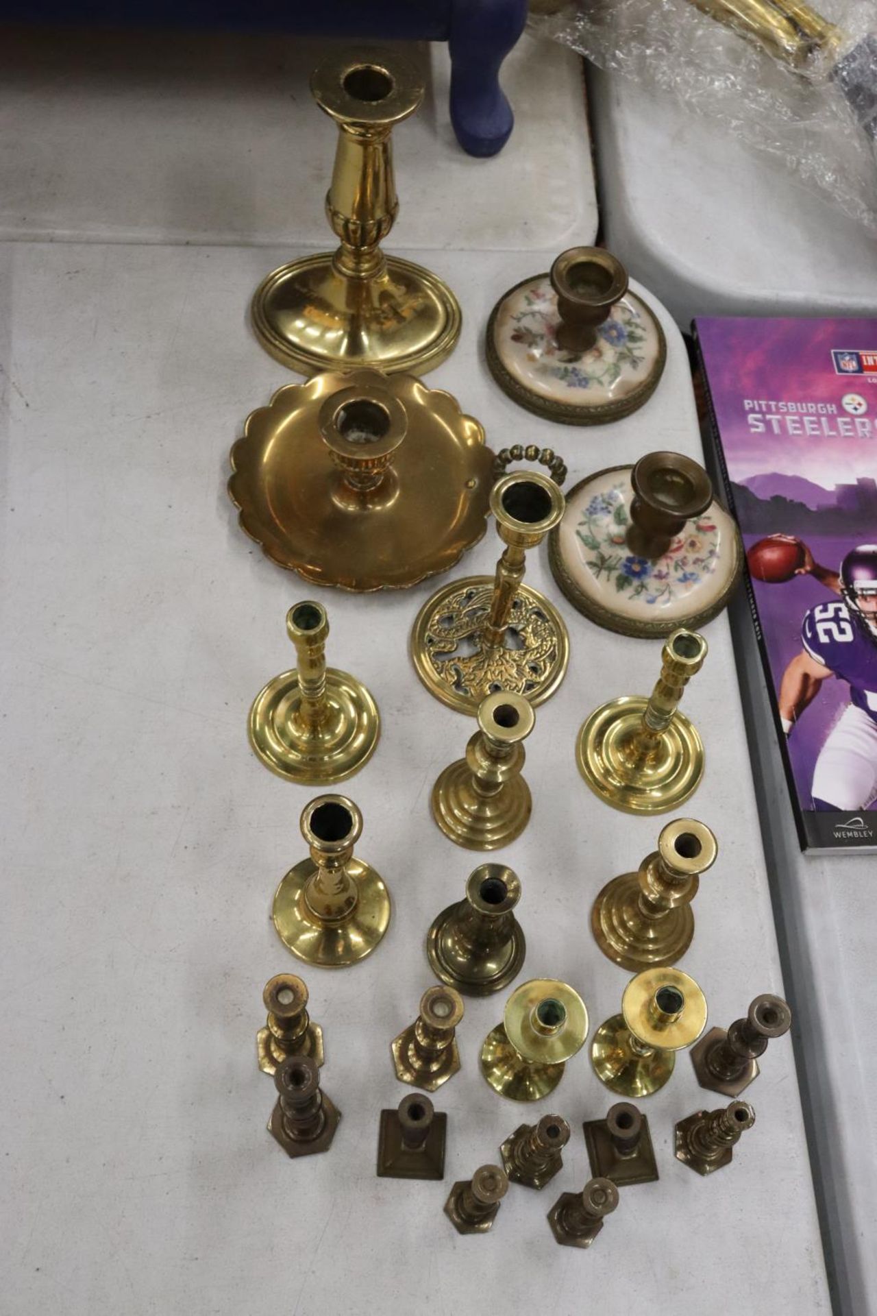 A QUANTITY OF BRASS CANDLESTICKS - Image 8 of 8