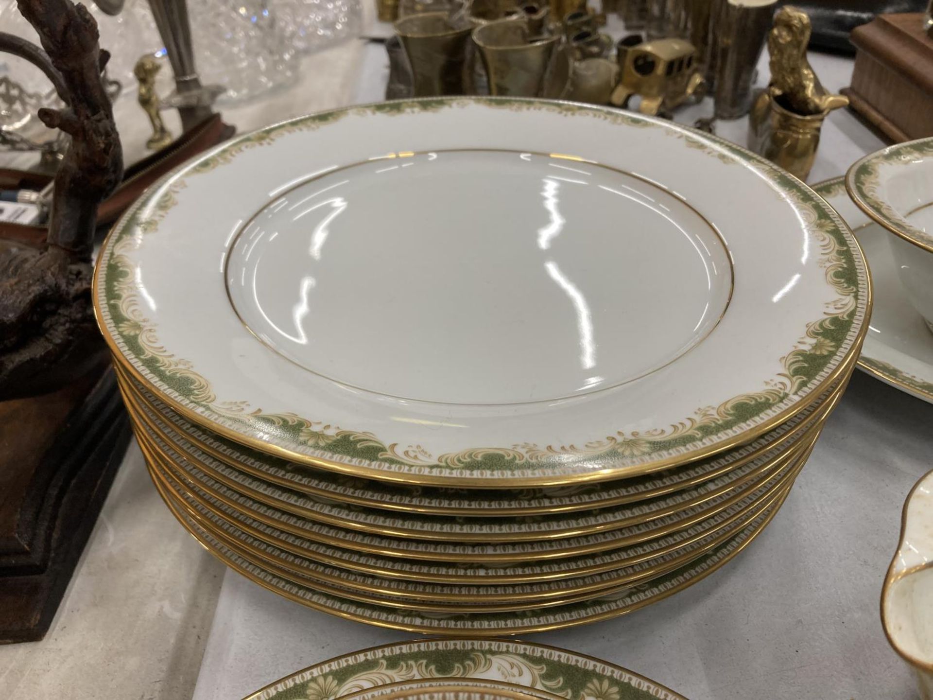 A NORITAKE PART DINNER SERVICE TO INCLUDE A SERVING BOWL AND PLATE, VARIOUS SIZES OF PLATES, CREAM - Image 3 of 6