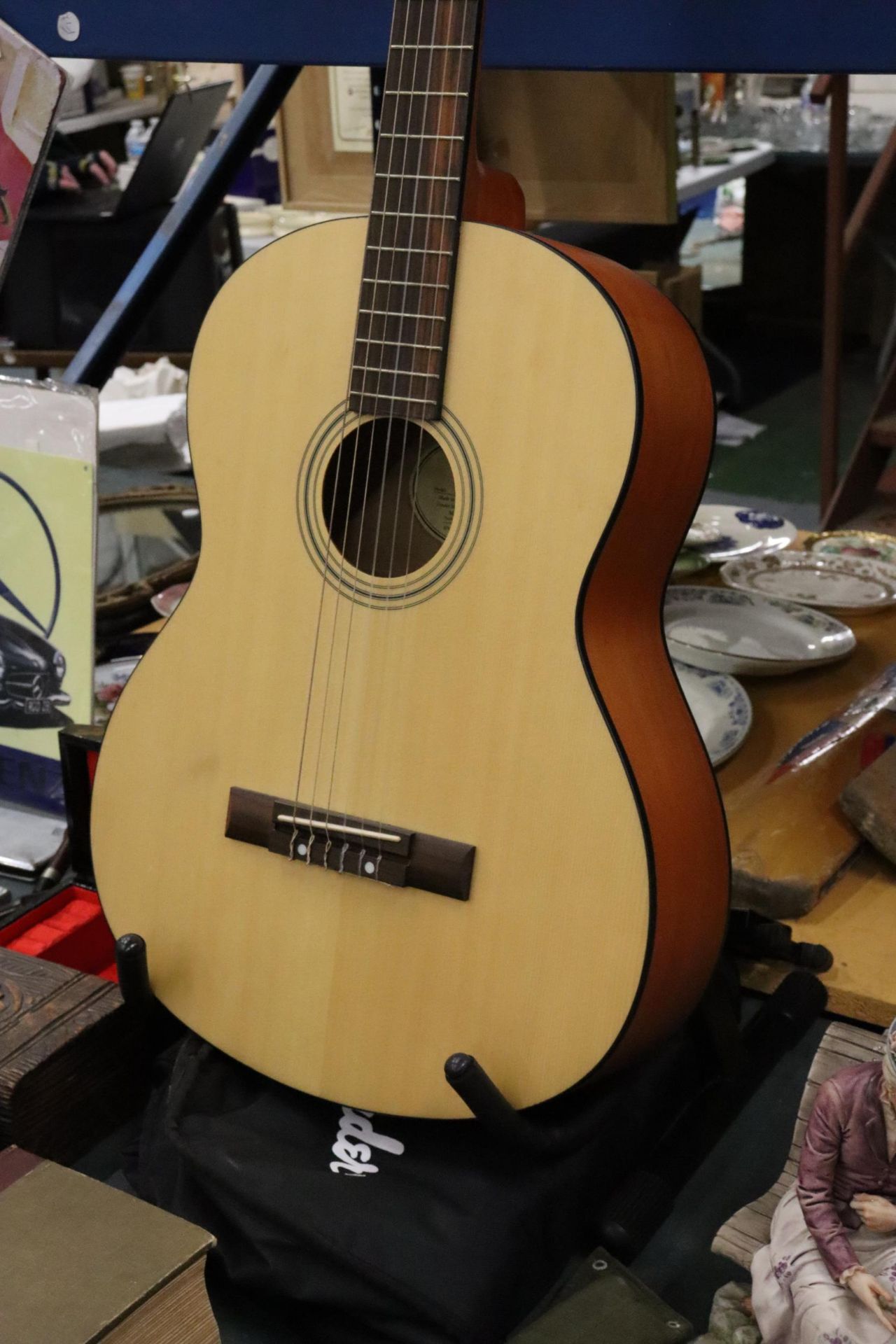 A FENDER ACOUSTIC GUITAR WITH STAGG STAND AND CASE - Image 4 of 5