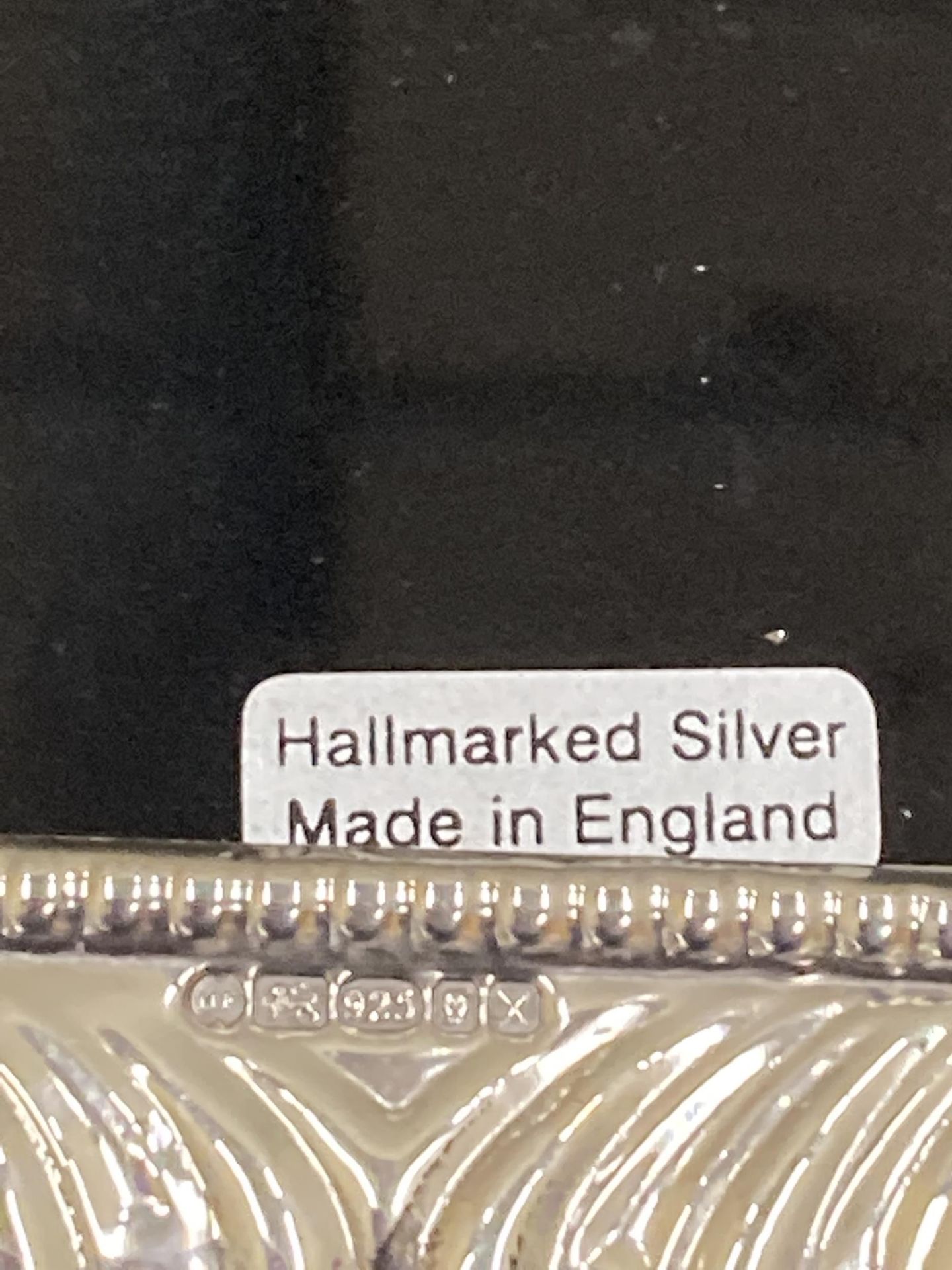 A HALLMARKED LONDON SILVER PHOTOGRAPH FRAME FOR A 6" X 4" PHOTOGRAPH - Image 3 of 3