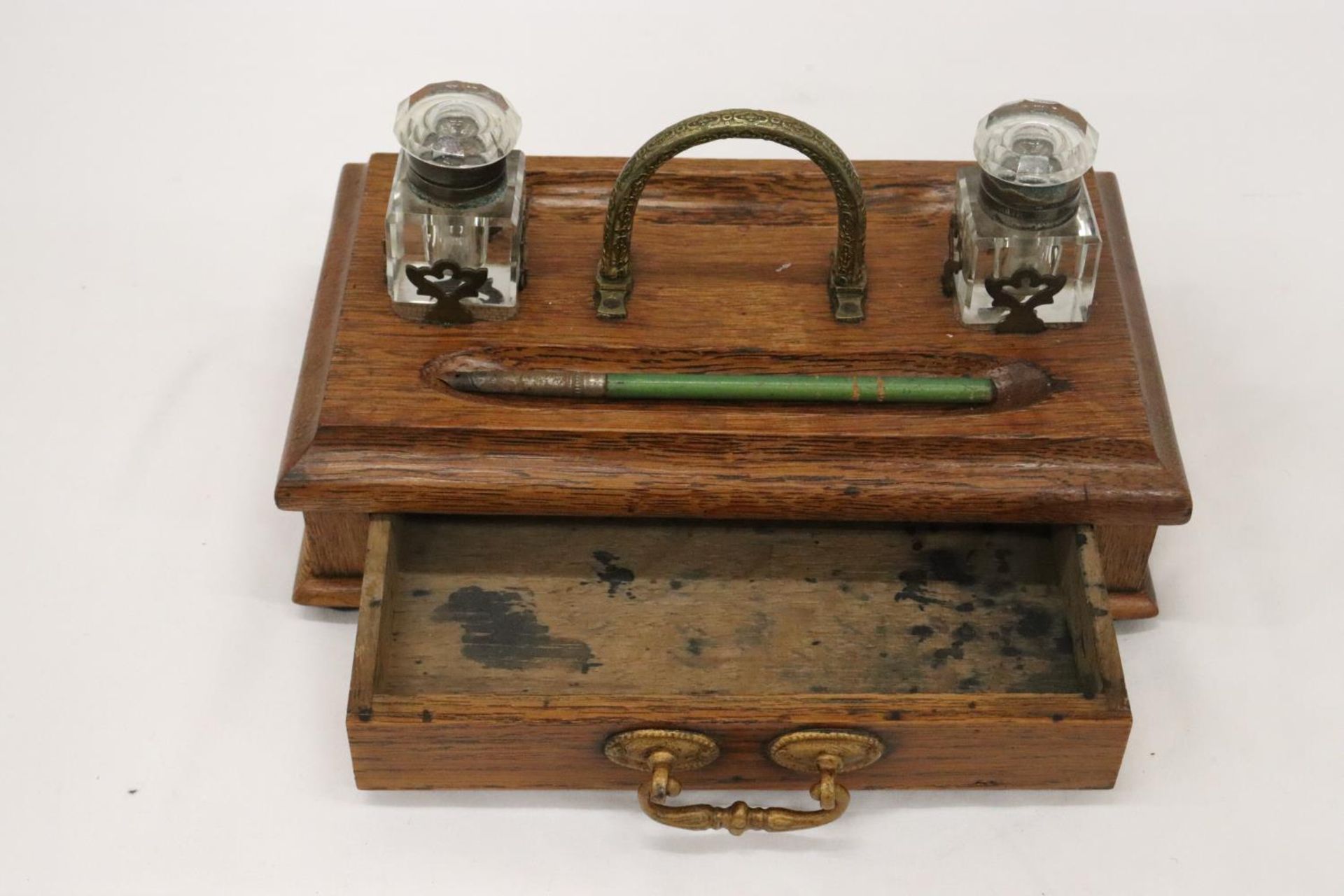 A VINTAGE OAK DESKSET WITH BRASS HANDLE AND DRAWER WITH GLASS INKWELLS - Image 3 of 6